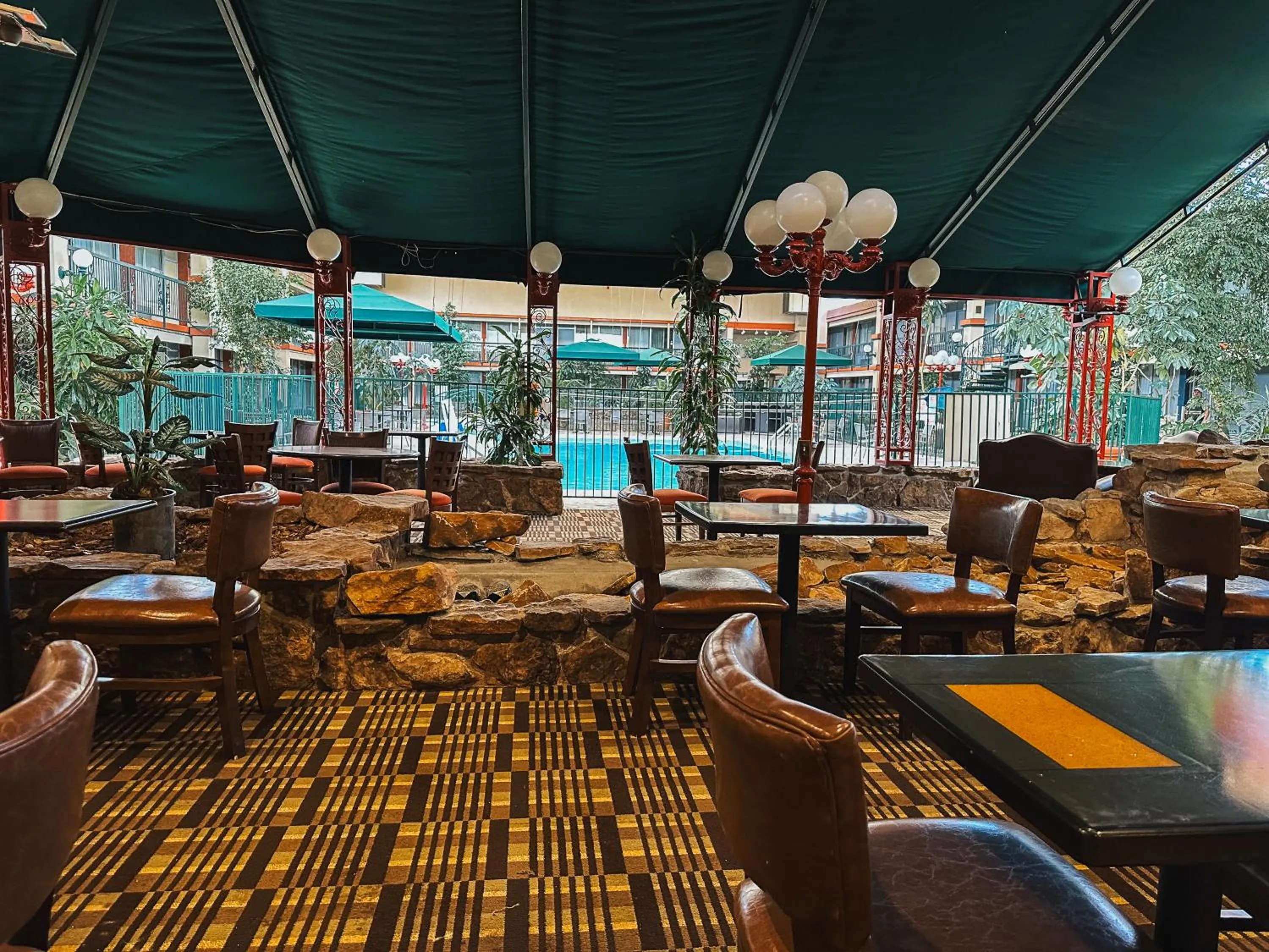 Restaurant/places to eat in Clarion Inn