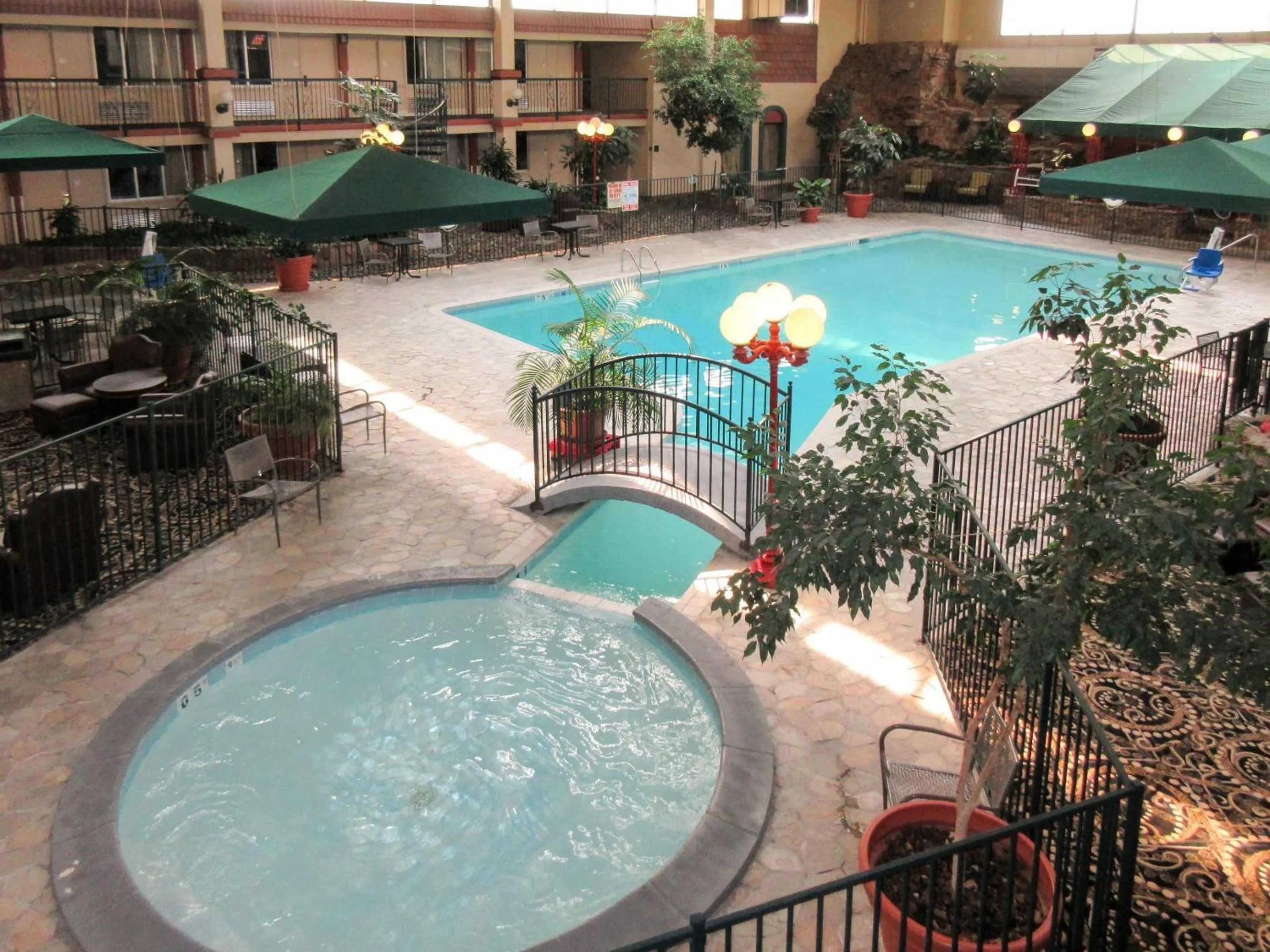 Swimming pool in Clarion Inn
