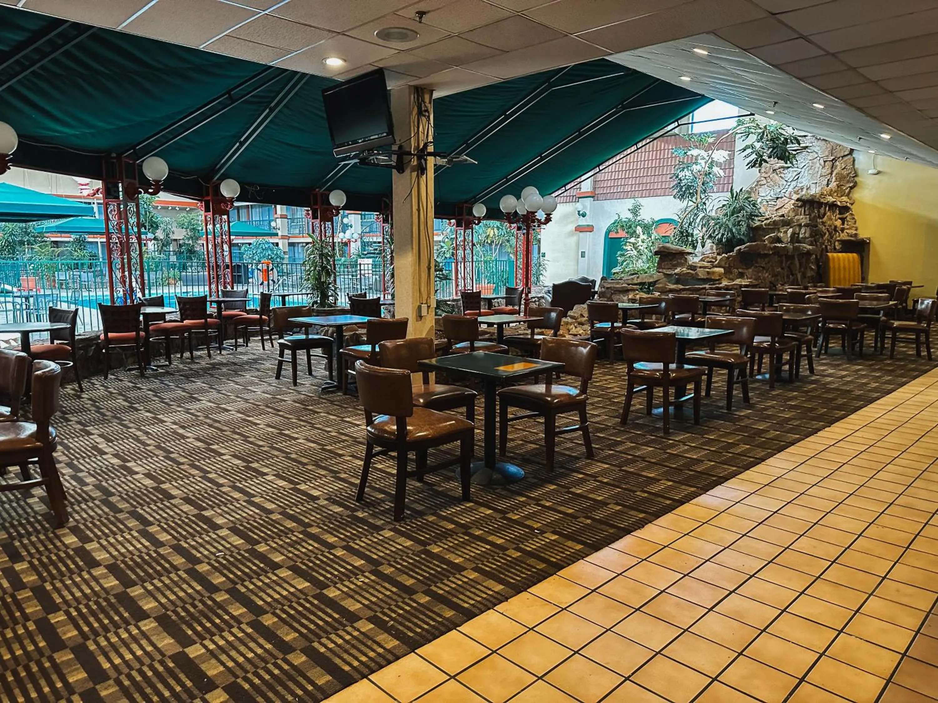 Restaurant/places to eat in Clarion Inn