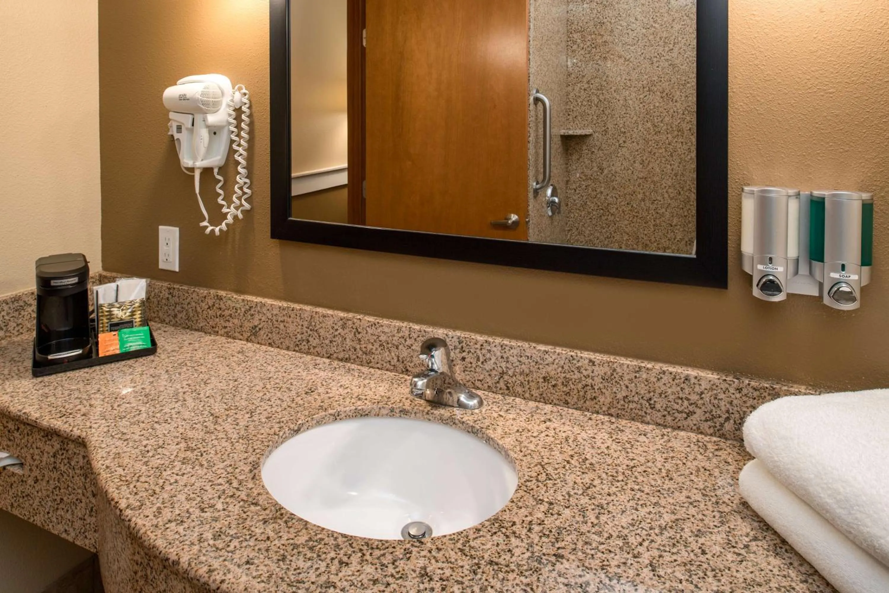 Bathroom in Best Western Kennewick Tri-Cities Center