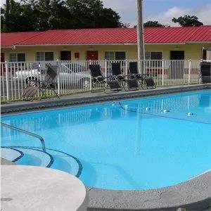 Facade/entrance in Red Carpet Inn Starke