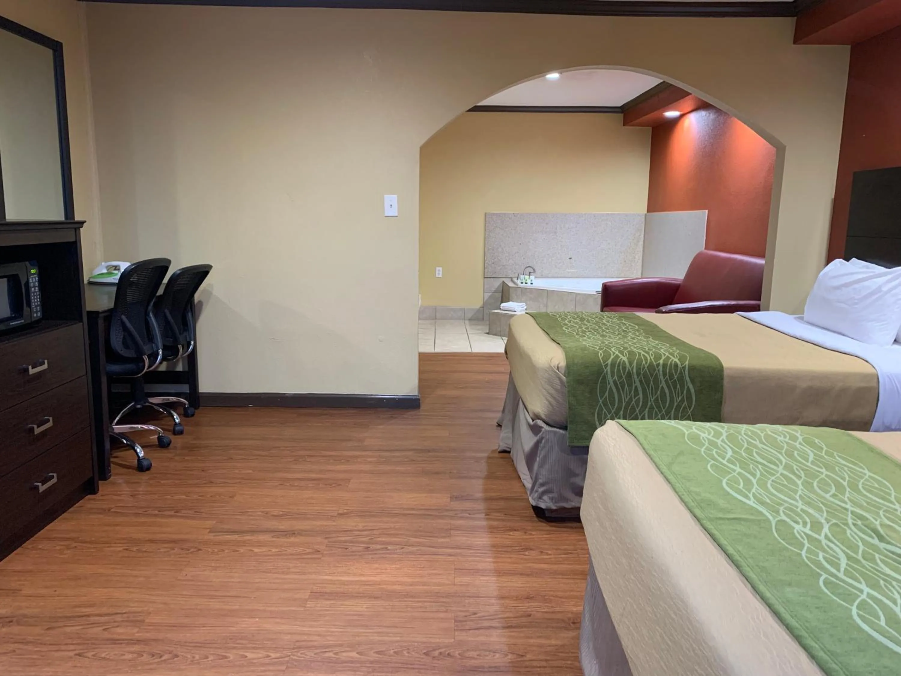 Photo of the whole room, Bed in Journey Inn Marion