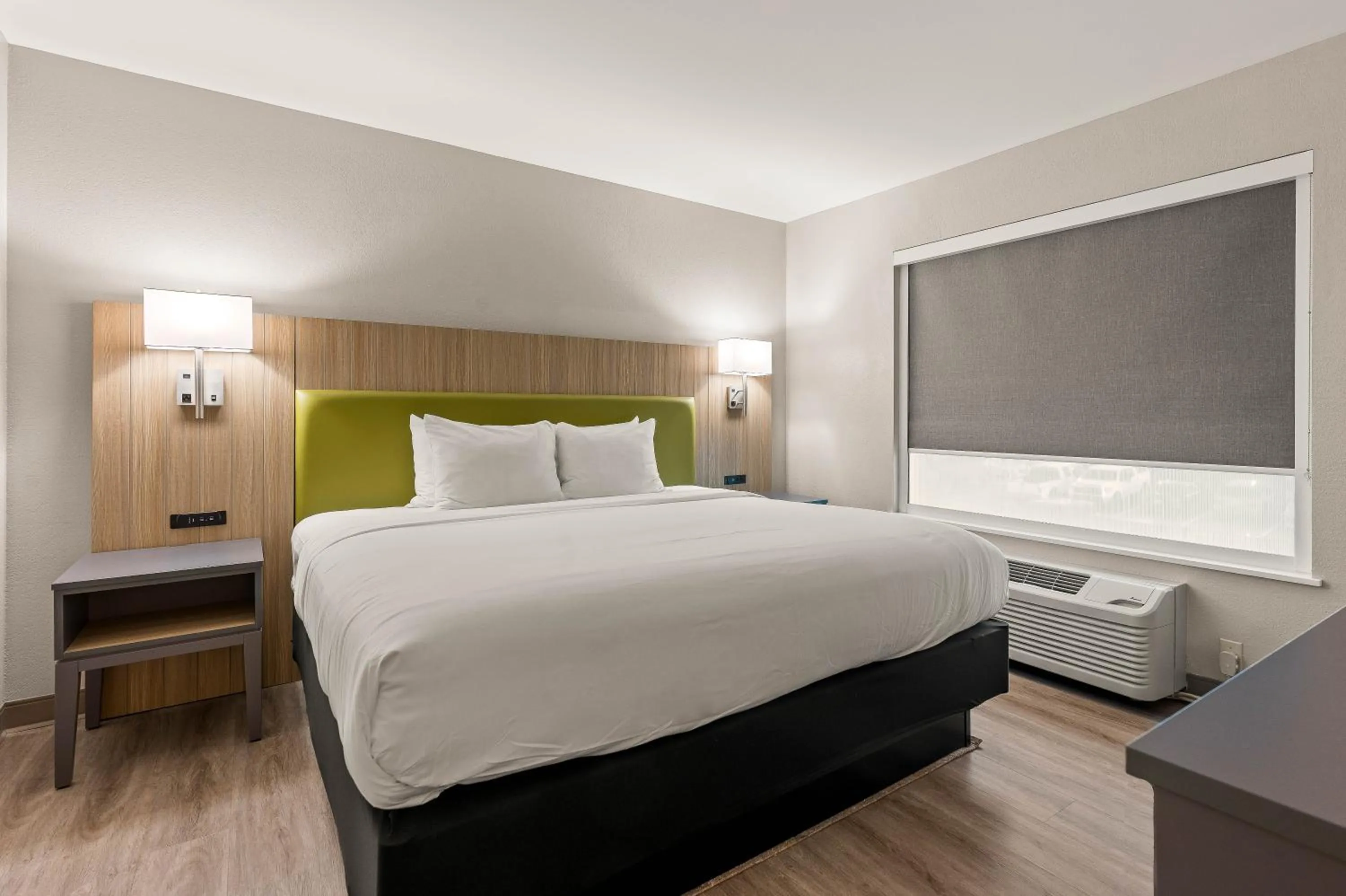 Bed in Country Inn & Suites by Radisson, Asheville - Outlet Mall