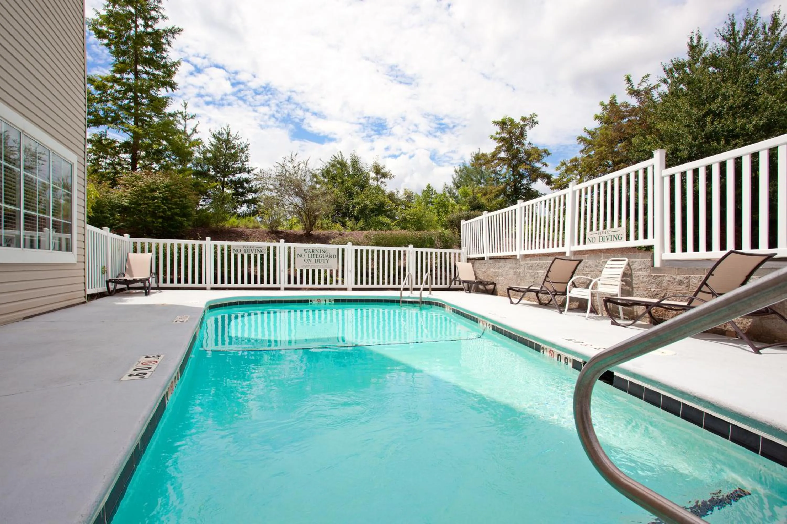 Swimming pool in Country Inn & Suites by Radisson, Asheville - Outlet Mall
