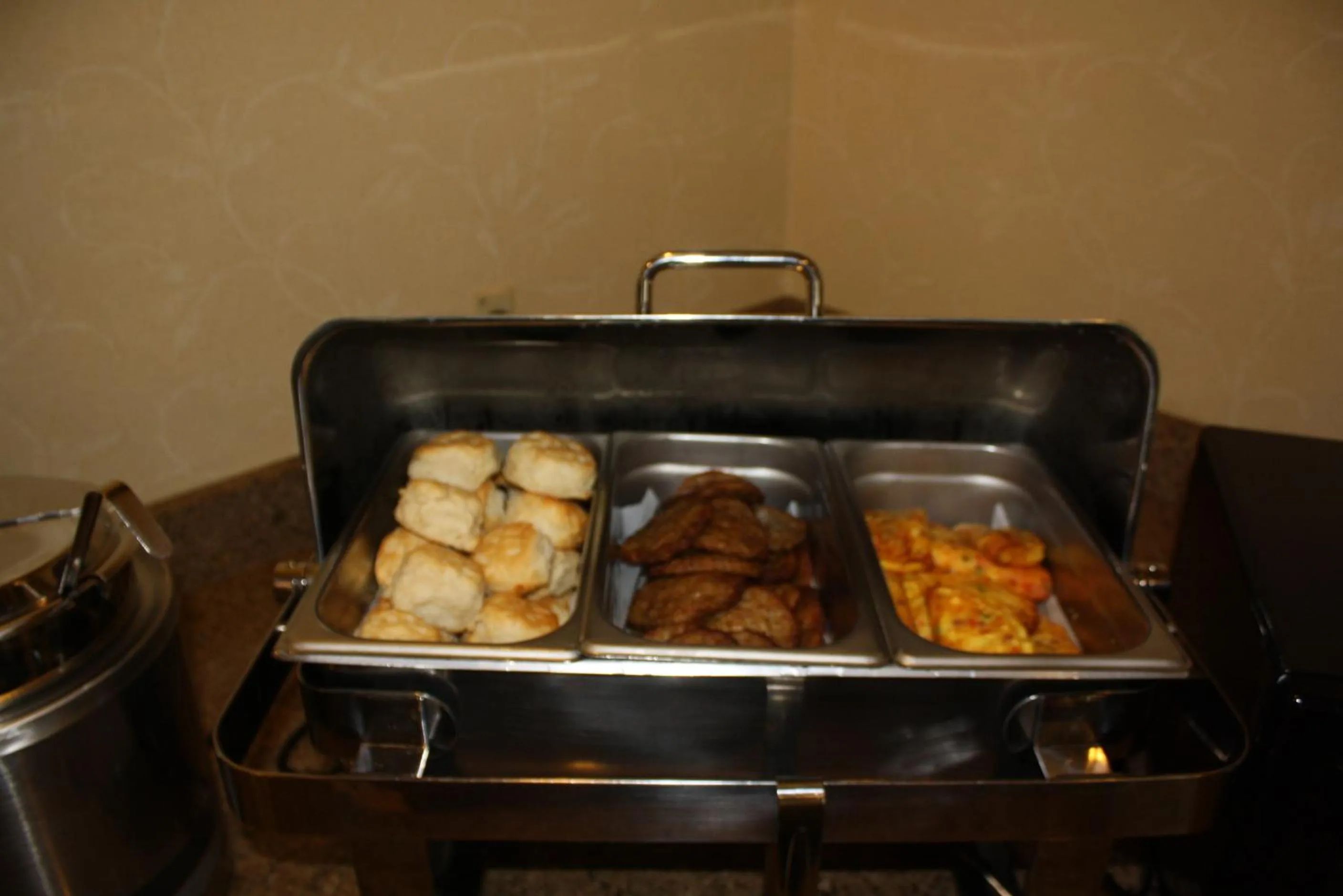 Food and drinks in Country Inn & Suites by Radisson, Asheville - Outlet Mall