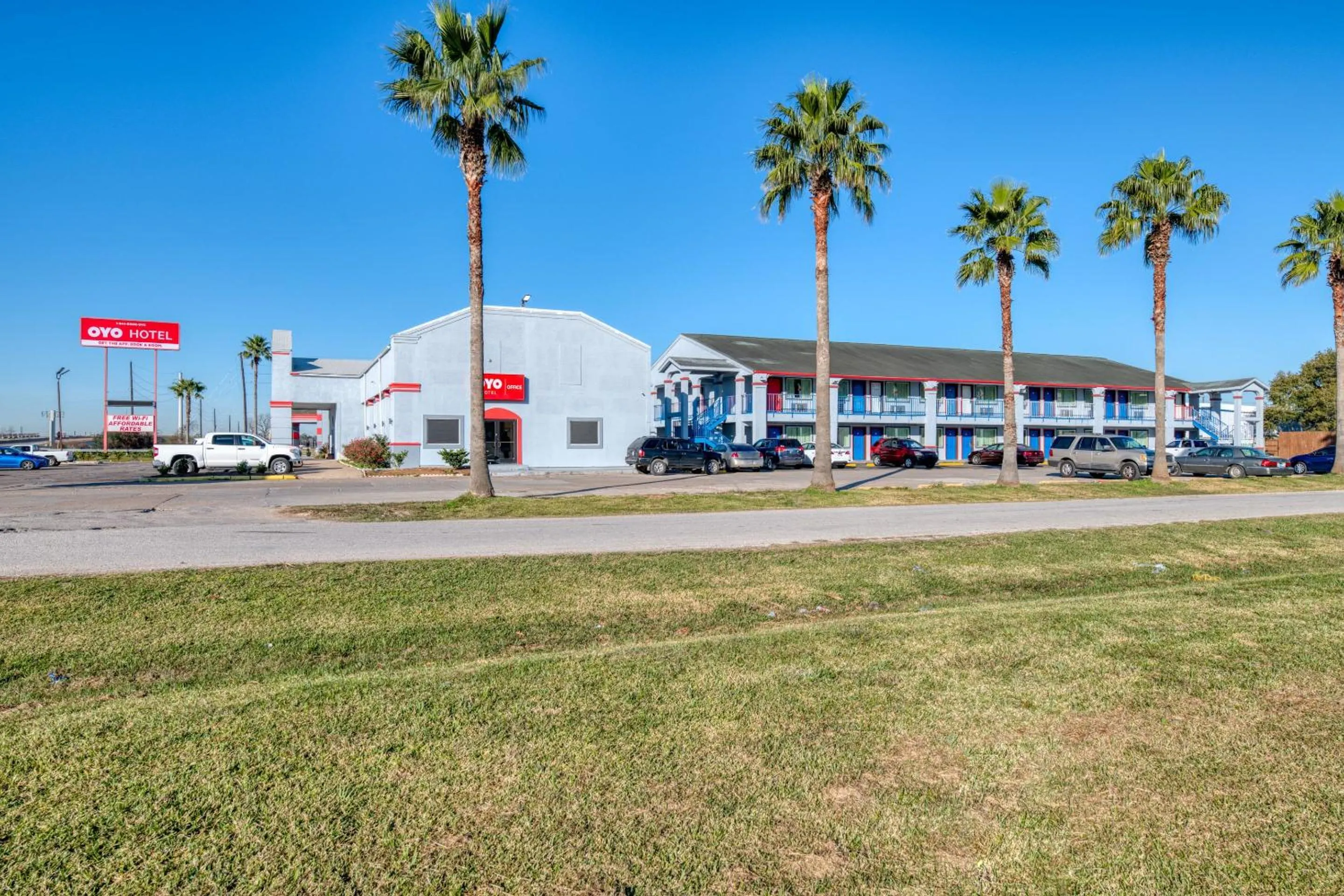 Facade/entrance in OYO Hotel Rosenberg TX I-69