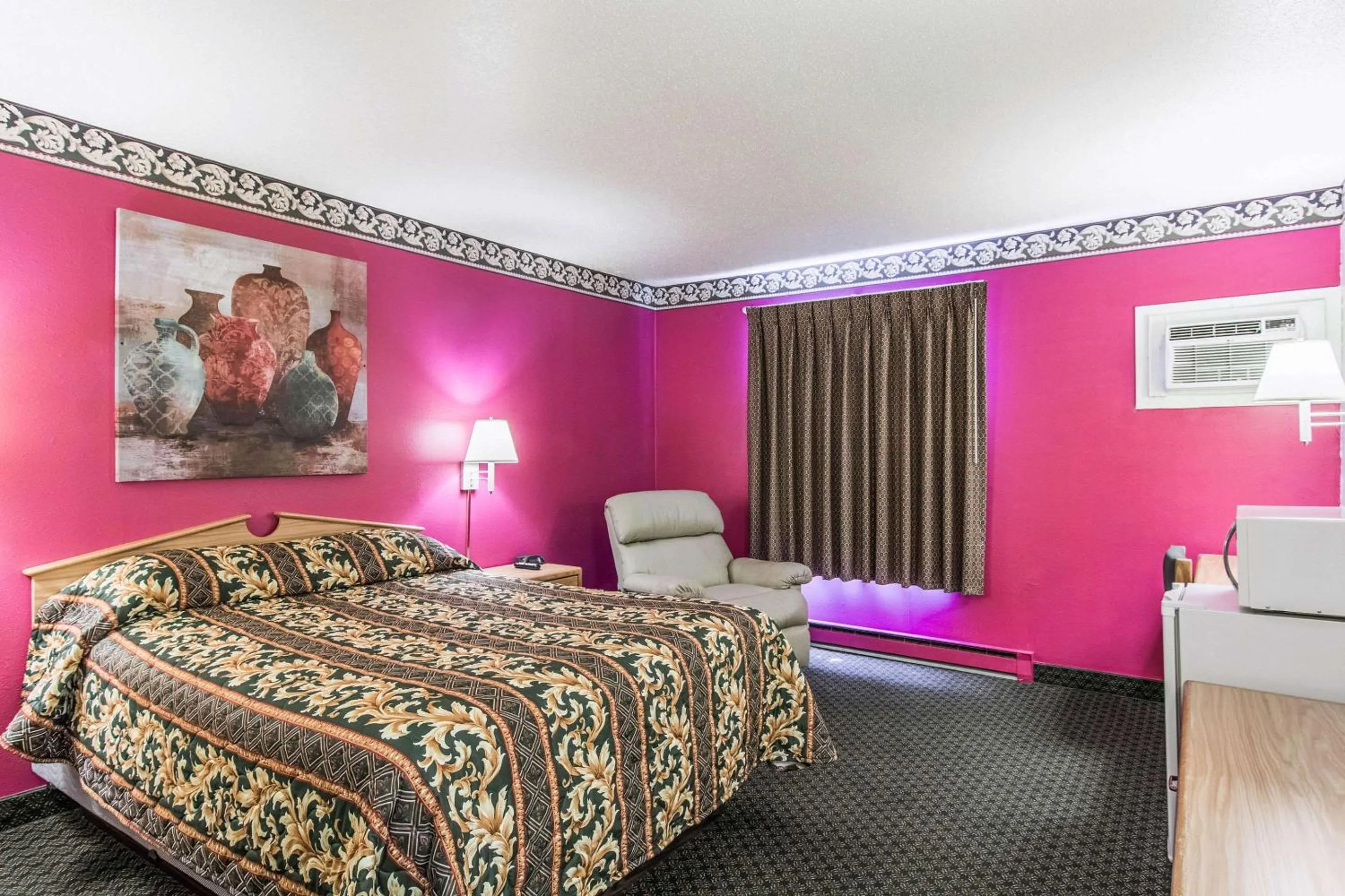 Queen Room - Non-Smoking in Fergus Inn