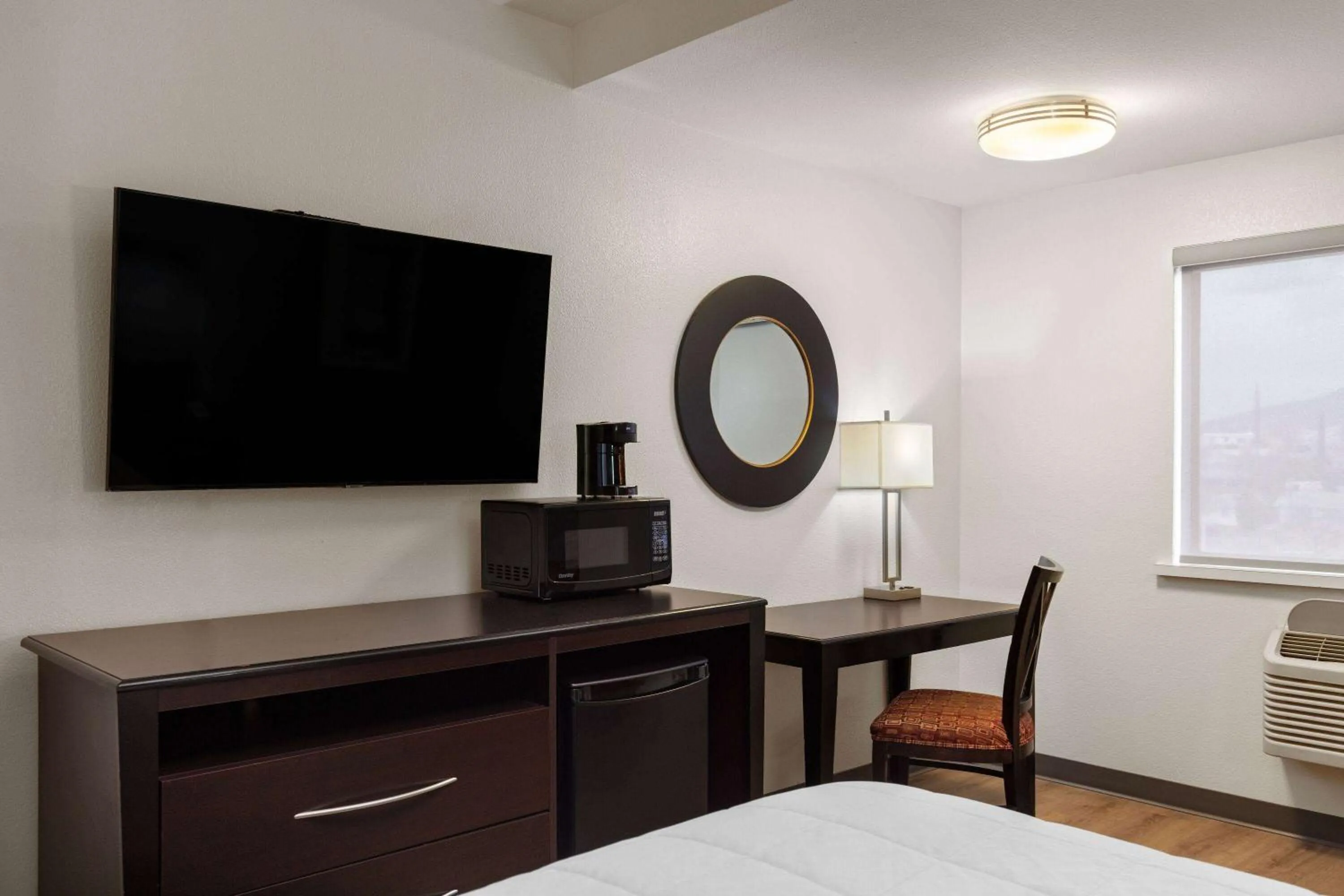 Photo of the whole room, Bed in Travelodge by Wyndham Globe AZ