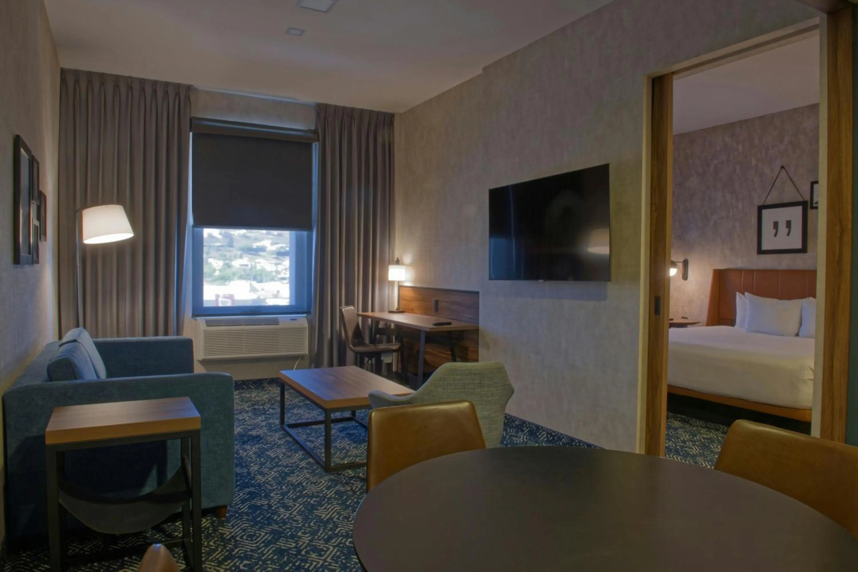 Photo of the whole room, Bed in Four Points by Sheraton Distrito Uno Chihuahua