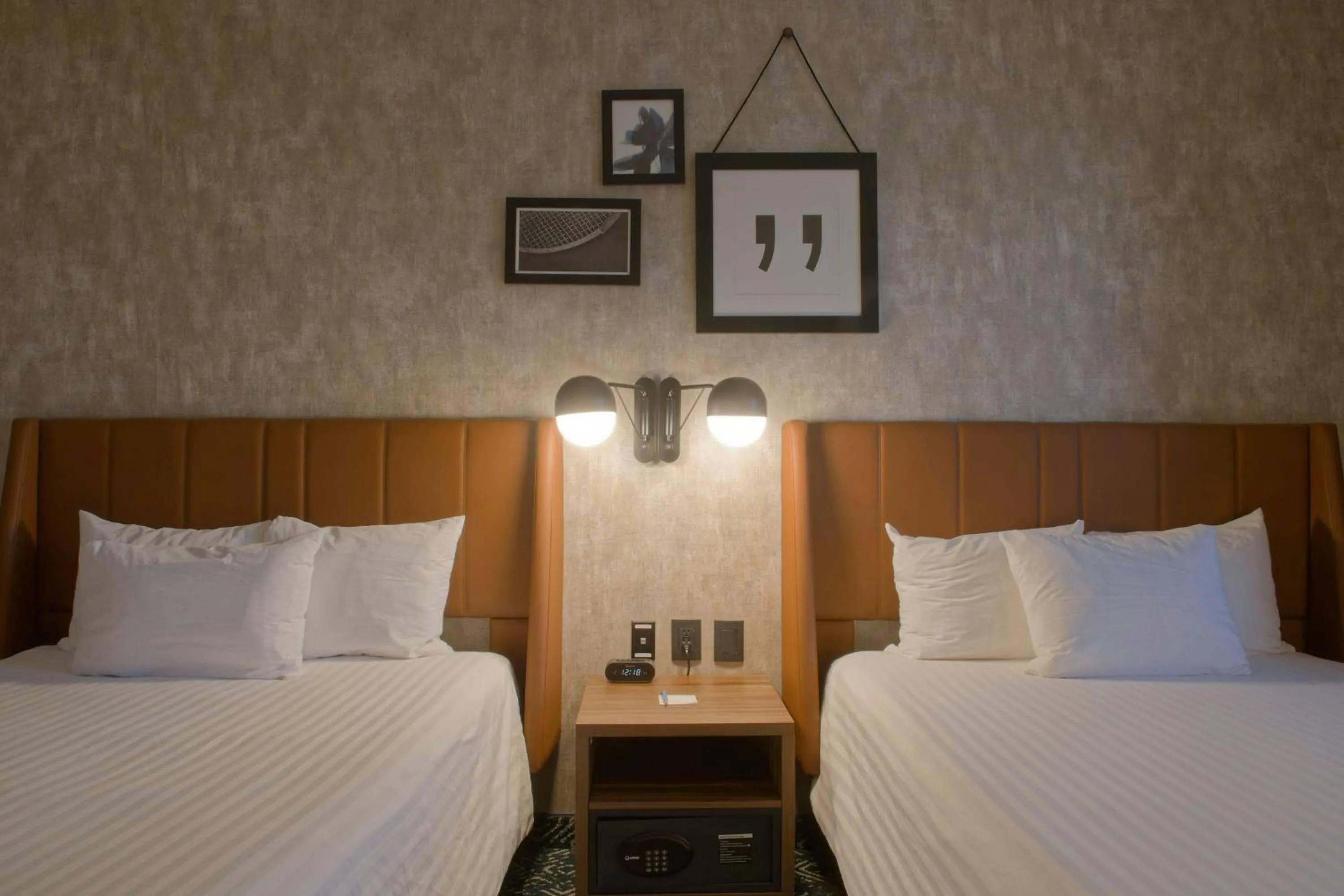 Photo of the whole room, Bed in Four Points by Sheraton Distrito Uno Chihuahua