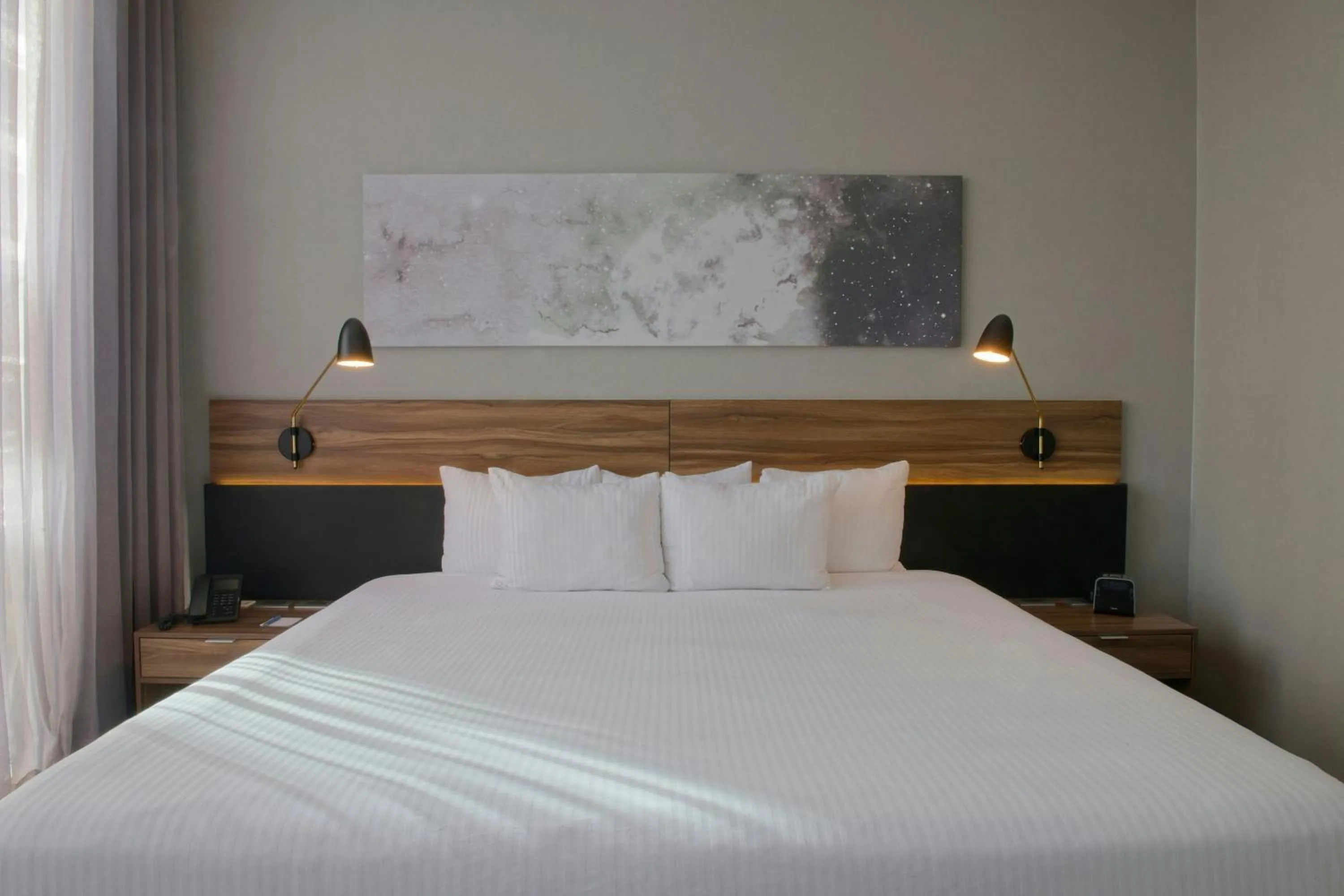 Photo of the whole room, Bed in Four Points by Sheraton Distrito Uno Chihuahua