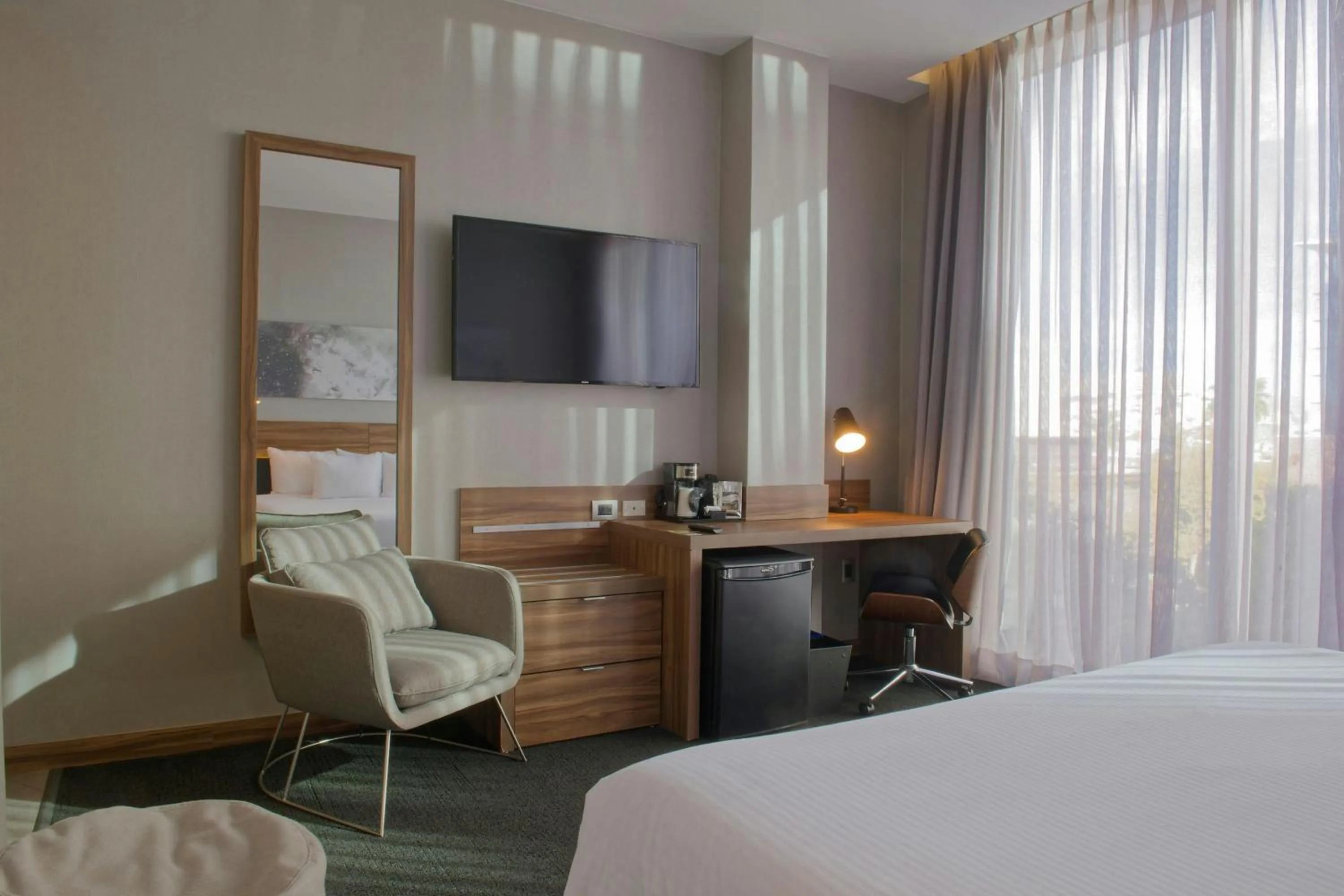 Photo of the whole room, Bed in Four Points by Sheraton Distrito Uno Chihuahua