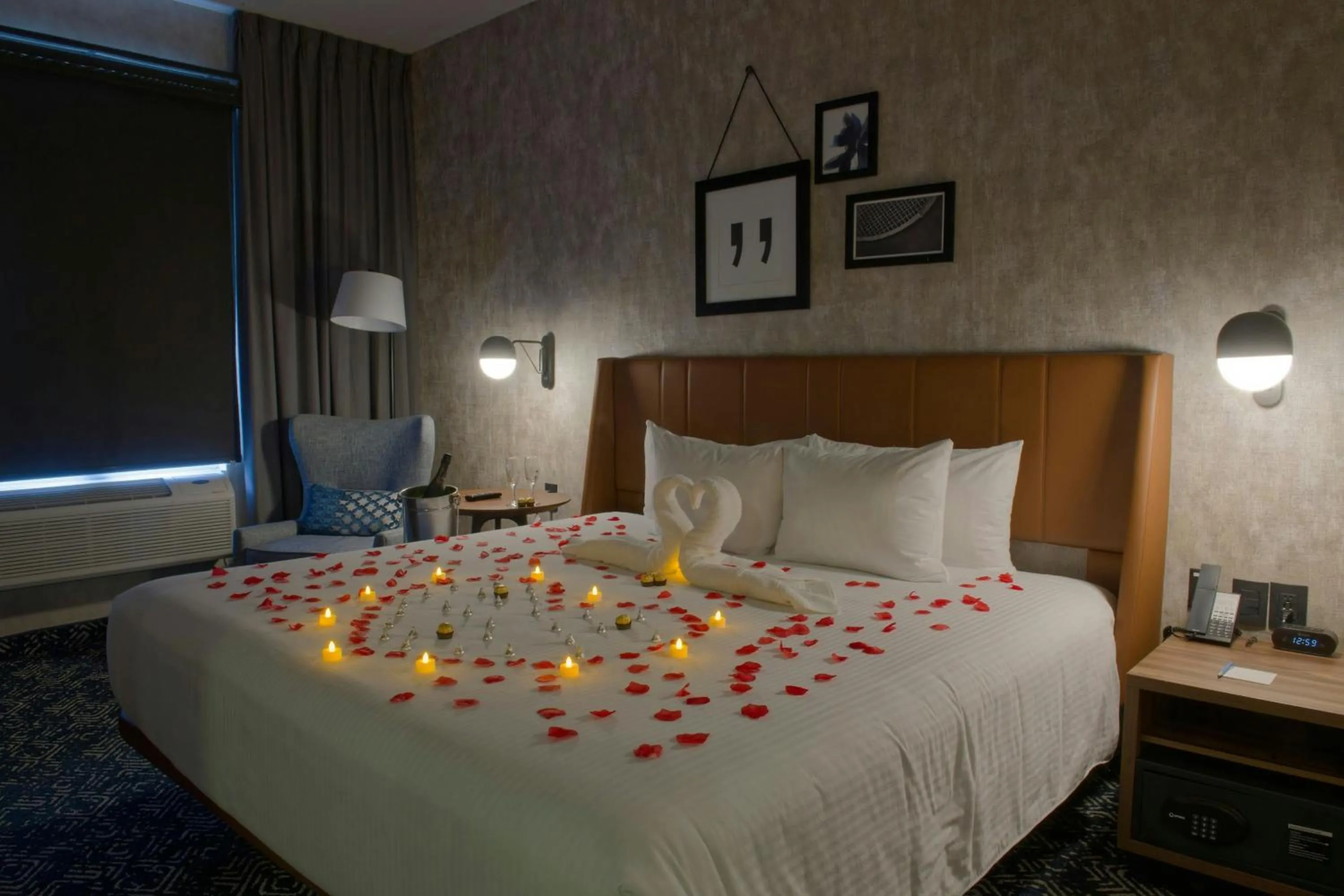 Photo of the whole room, Bed in Four Points by Sheraton Distrito Uno Chihuahua