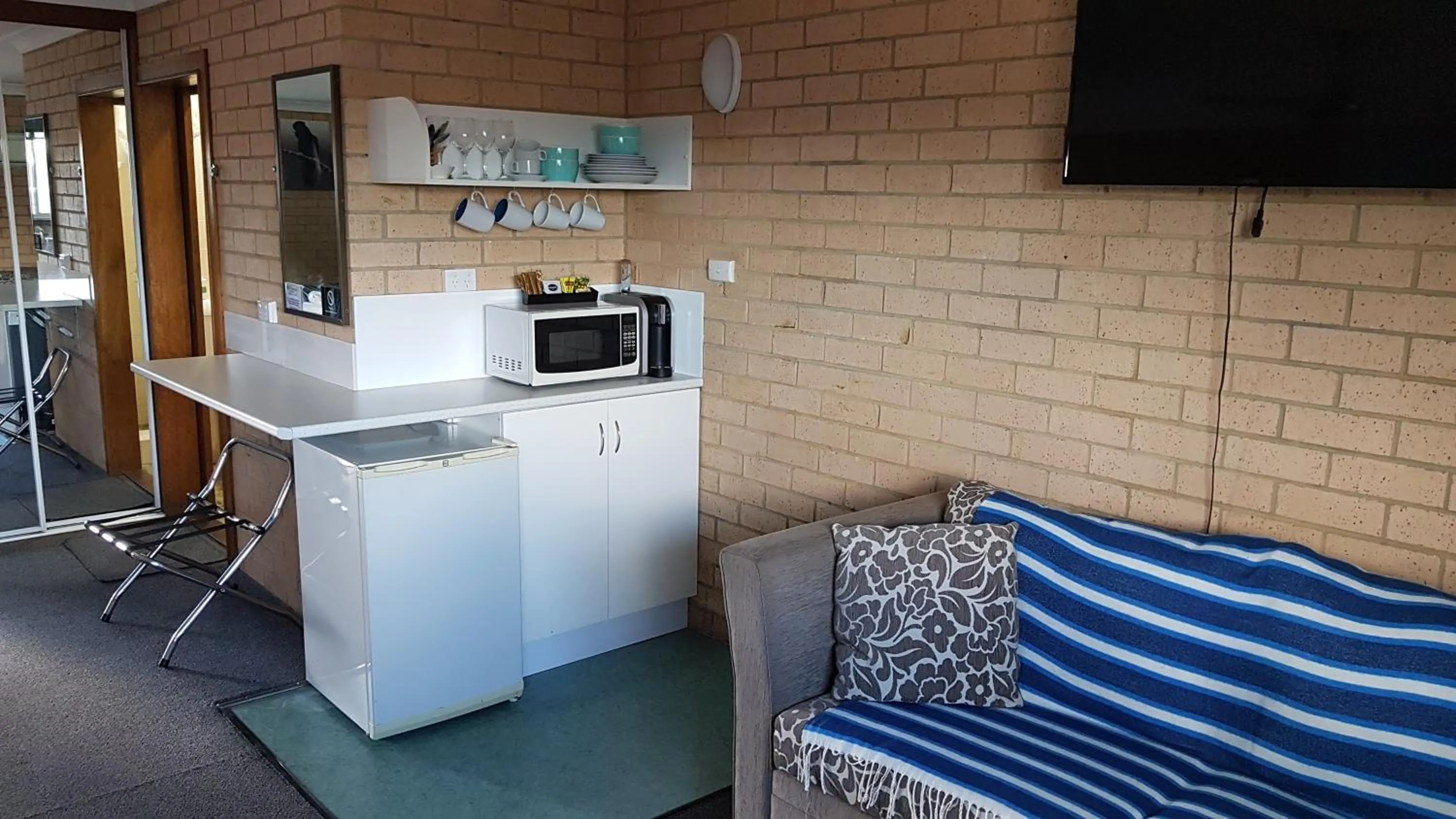 TV and multimedia in Avlon Gardens Motel