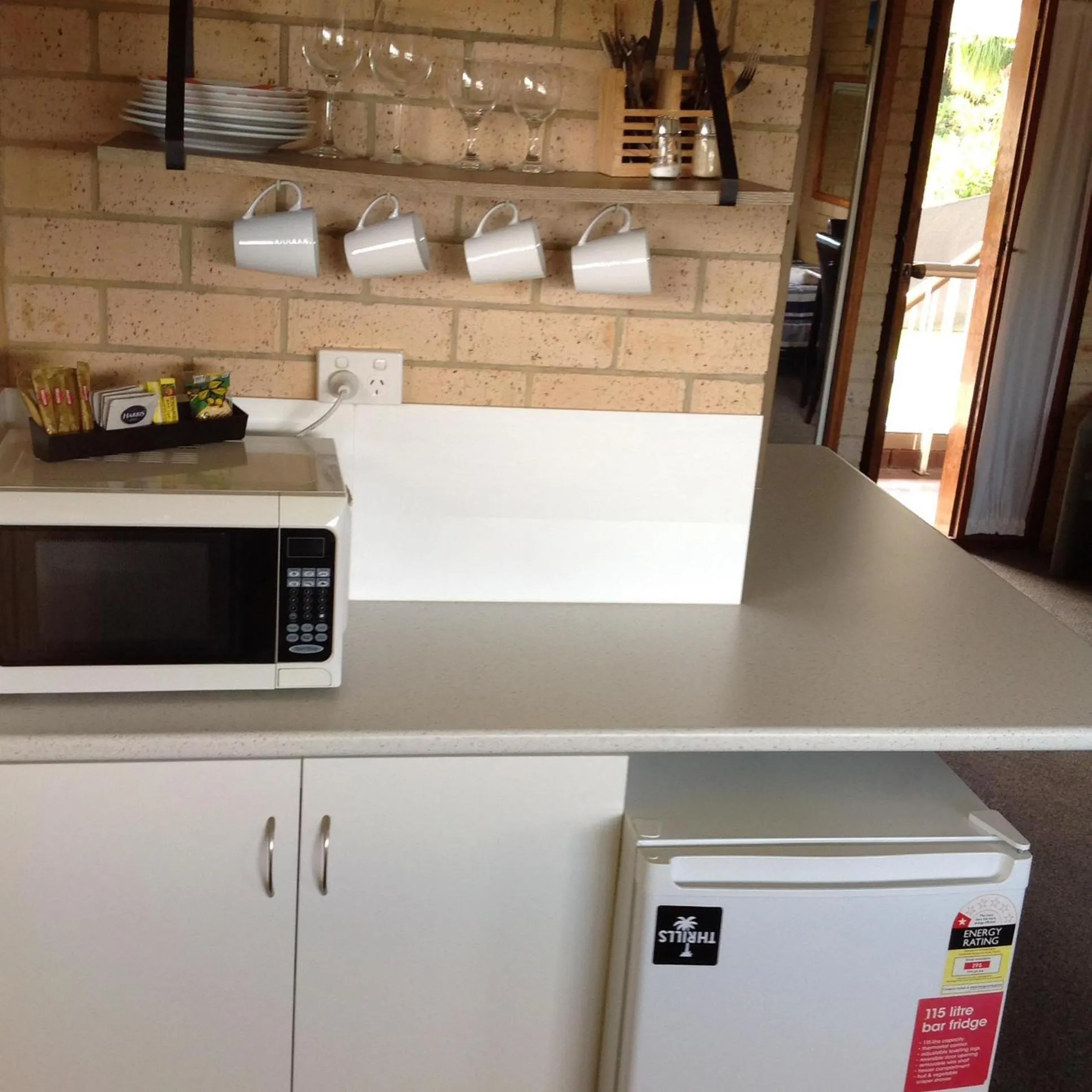 Kitchen or kitchenette in Avlon Gardens Motel
