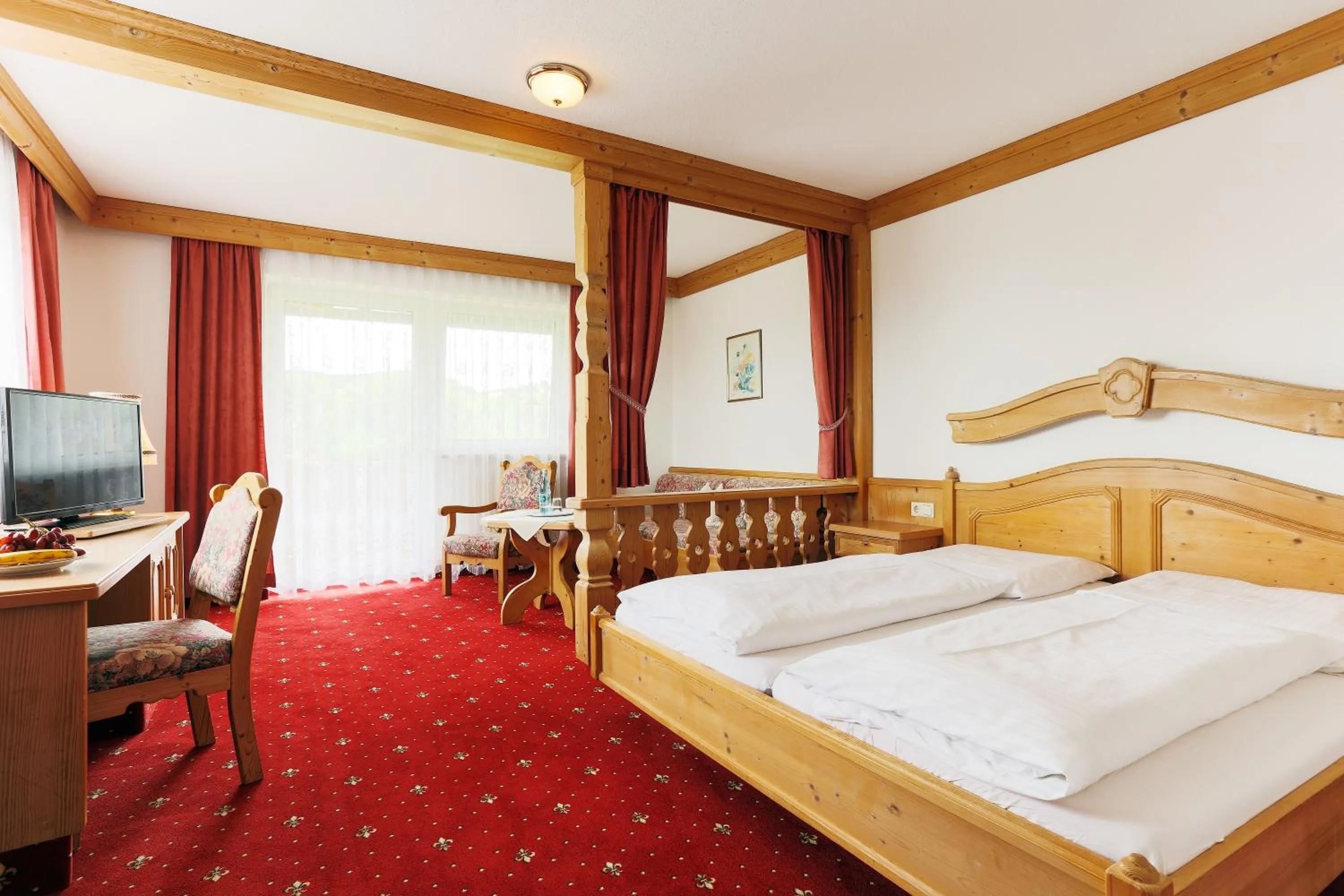 Decorative detail, Bed in Sattelbogener Hof