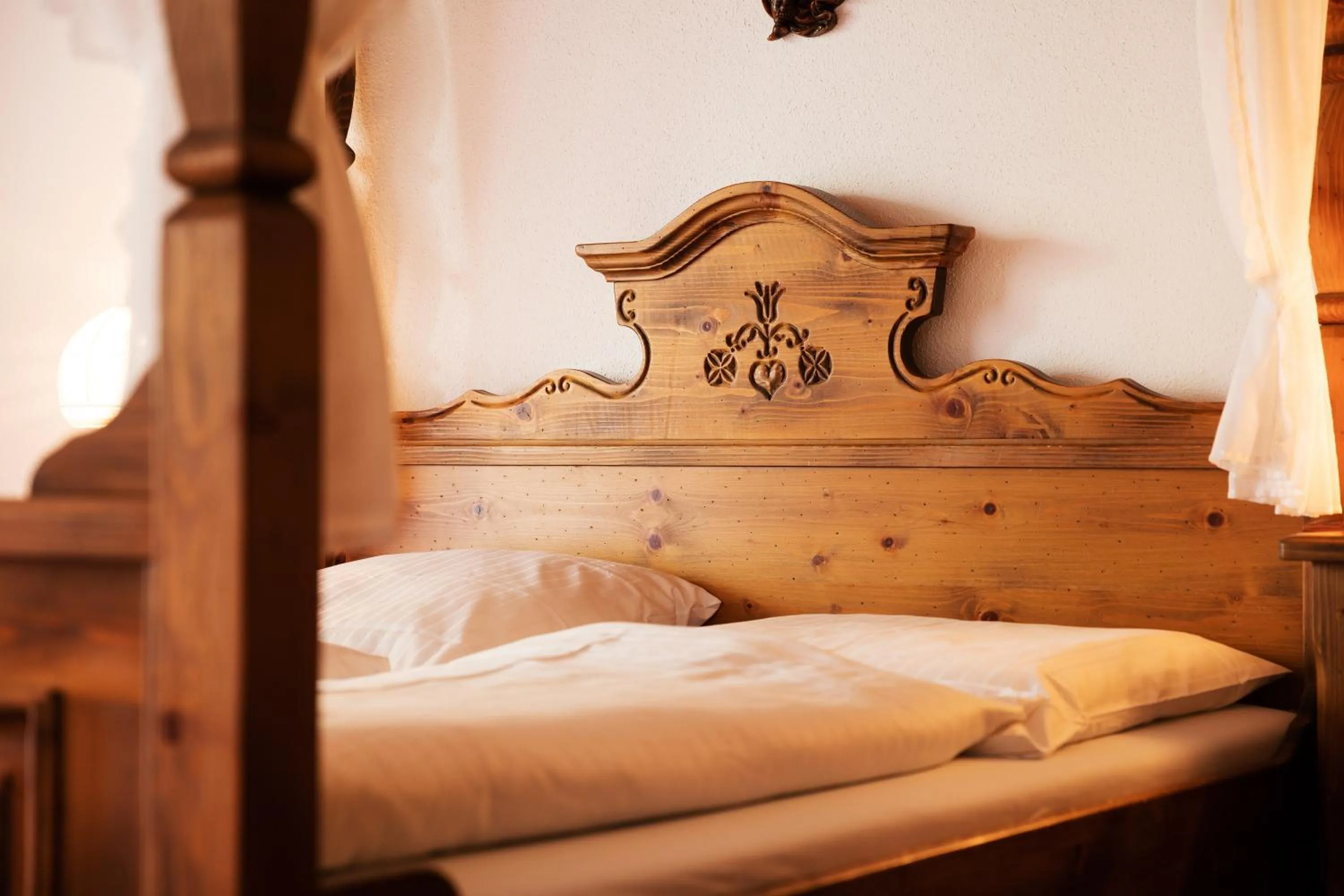 Decorative detail, Bed in Sattelbogener Hof