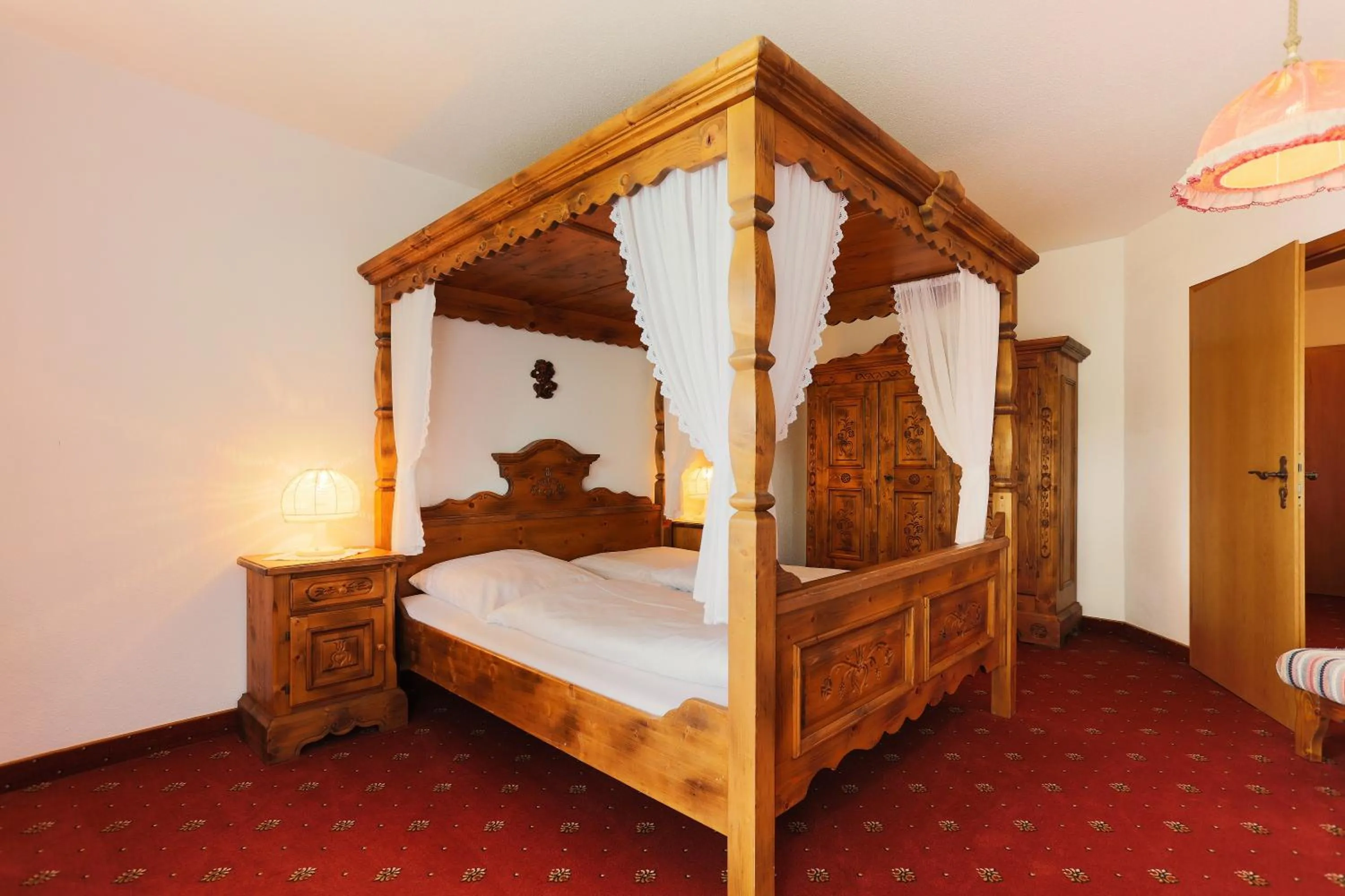 Decorative detail, Bed in Sattelbogener Hof