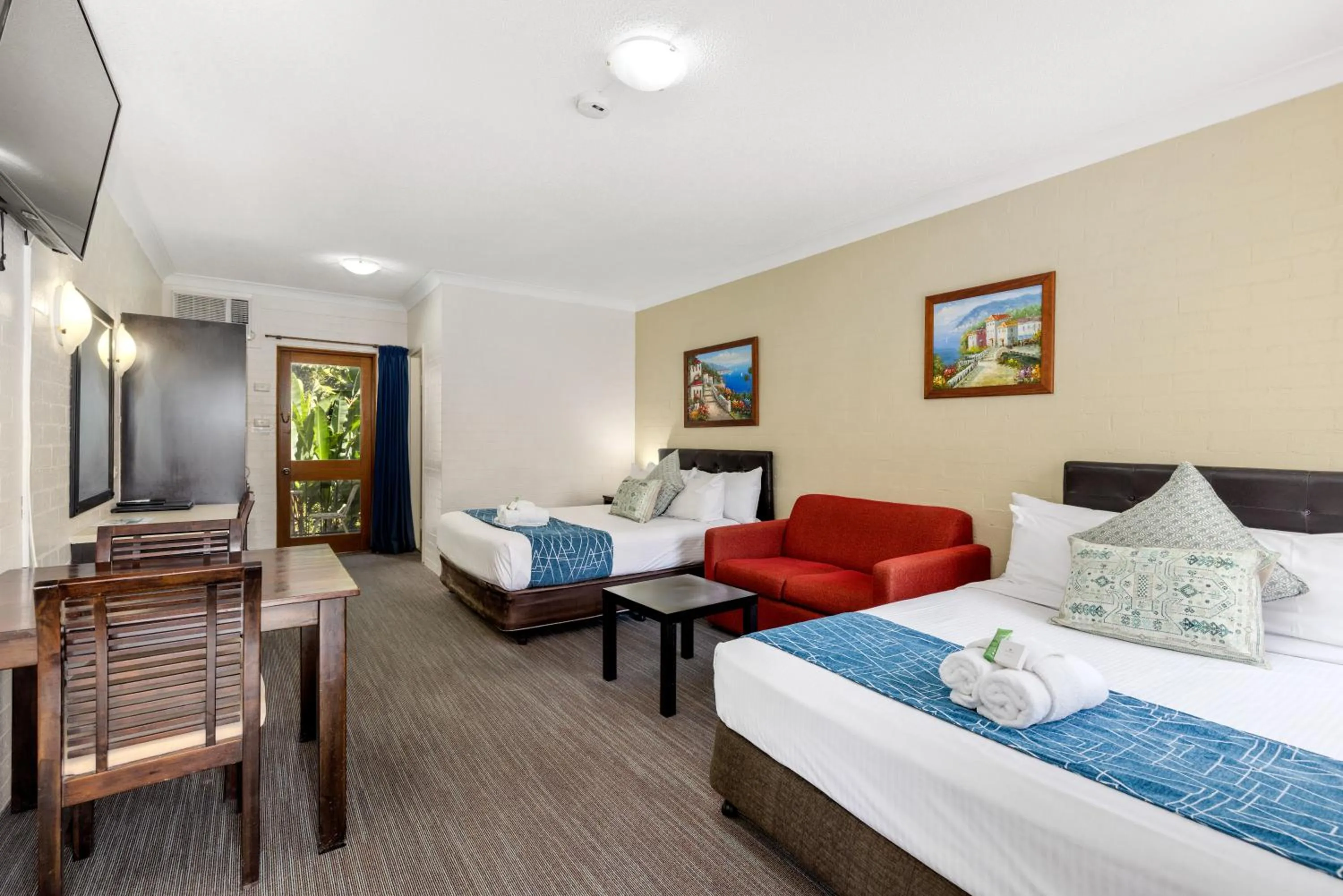 Bed in Sanctuary Resort Motor Inn