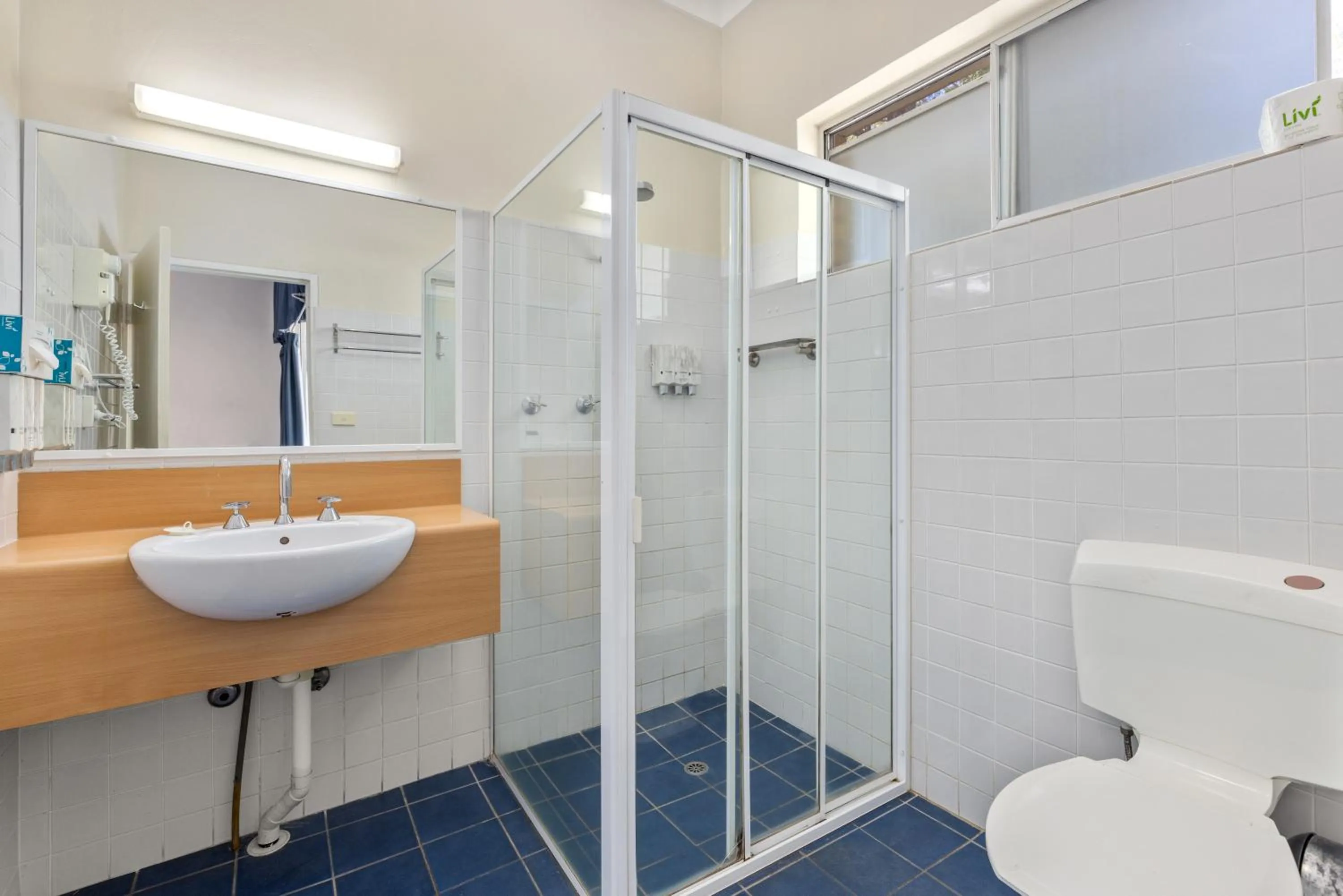 Shower in Sanctuary Resort Motor Inn