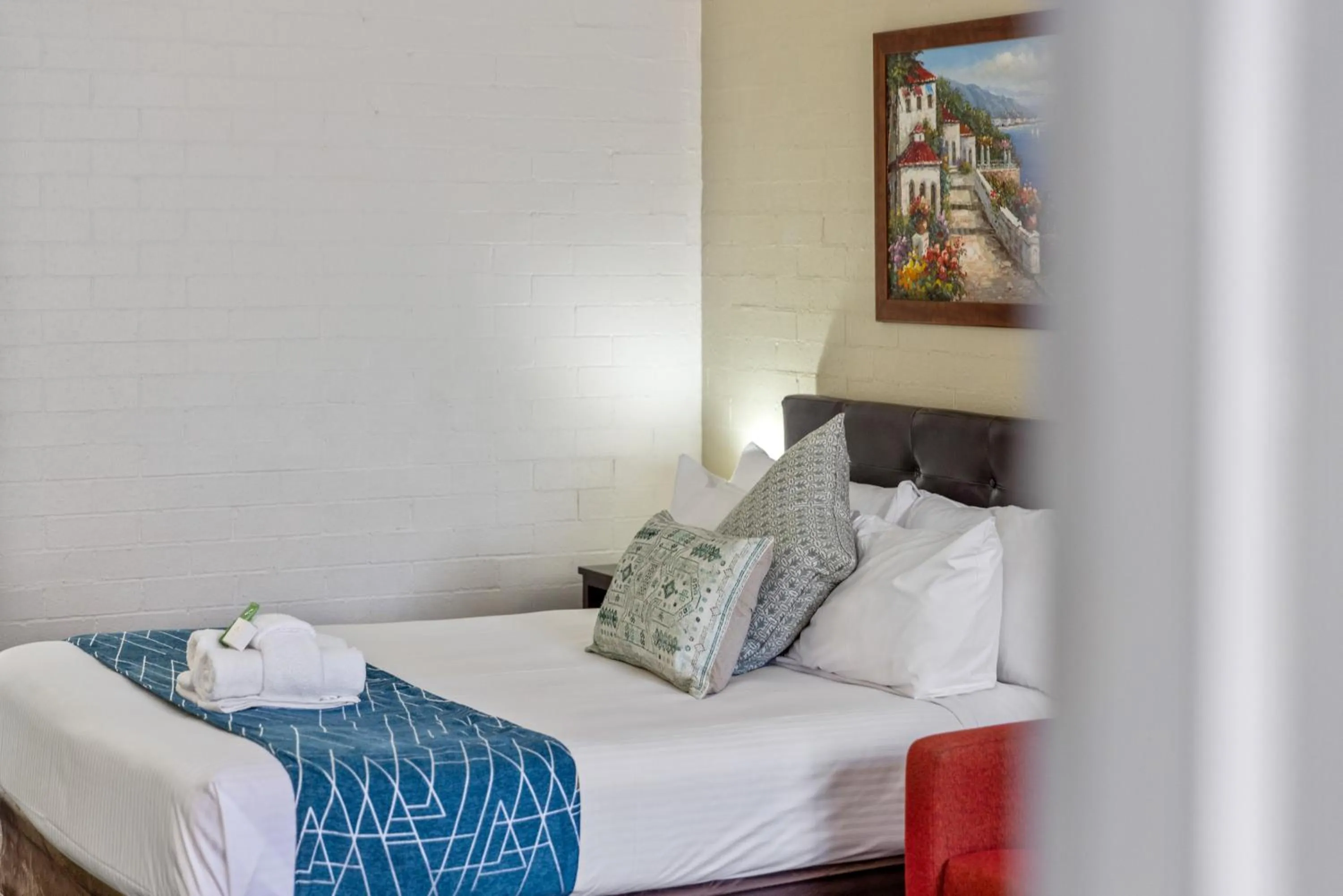 Bed in Sanctuary Resort Motor Inn