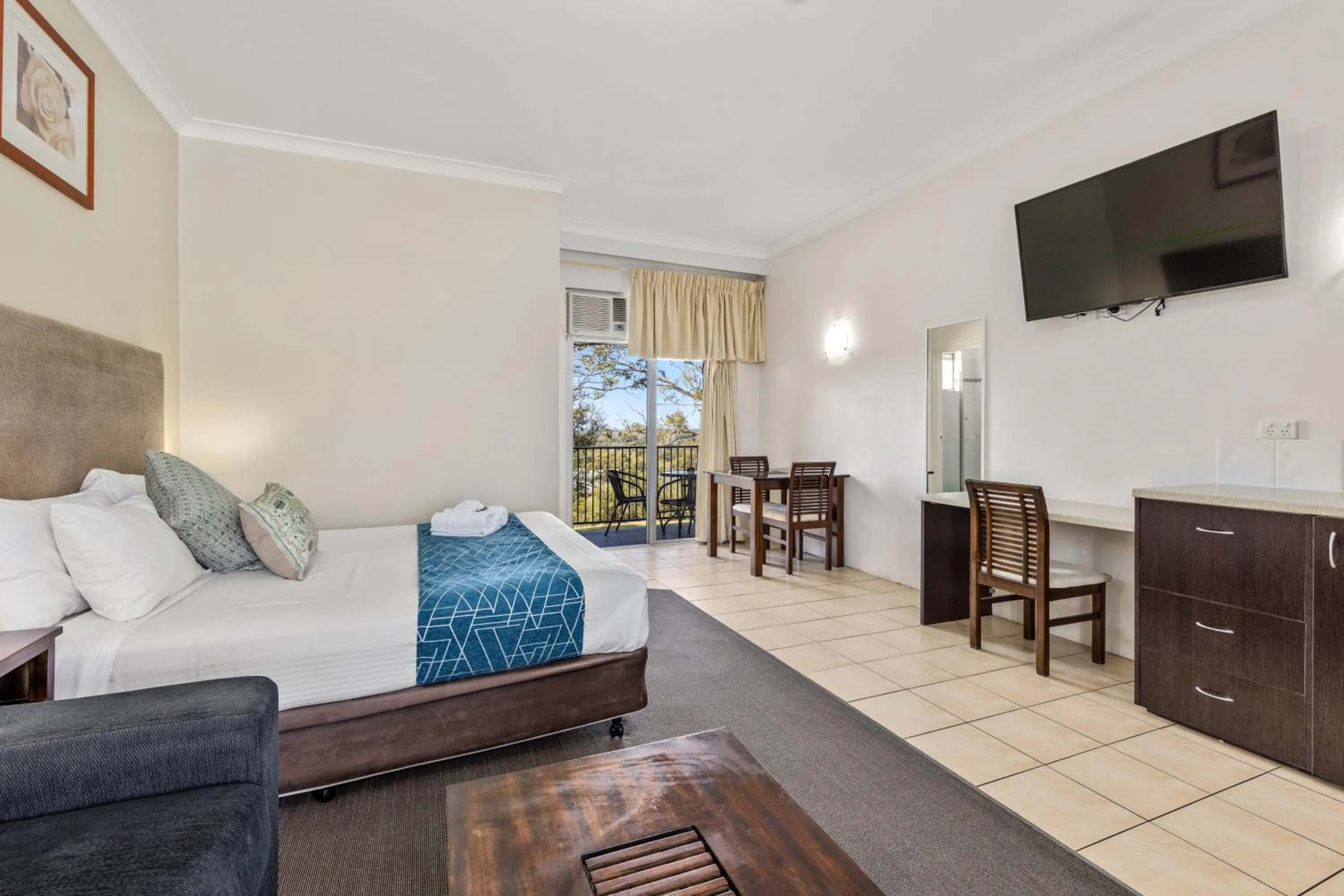 TV and multimedia in Sanctuary Resort Motor Inn