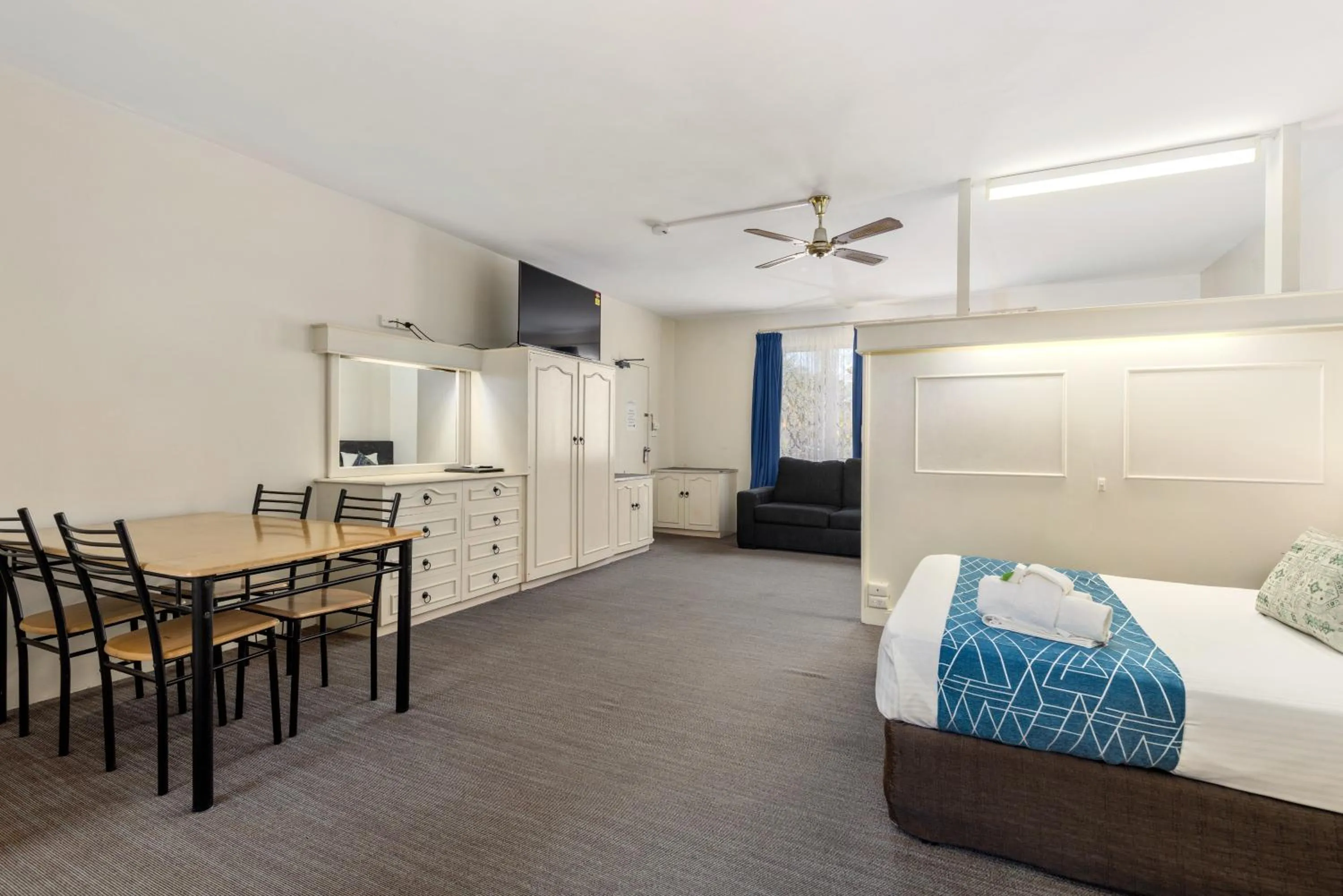 Bed in Sanctuary Resort Motor Inn