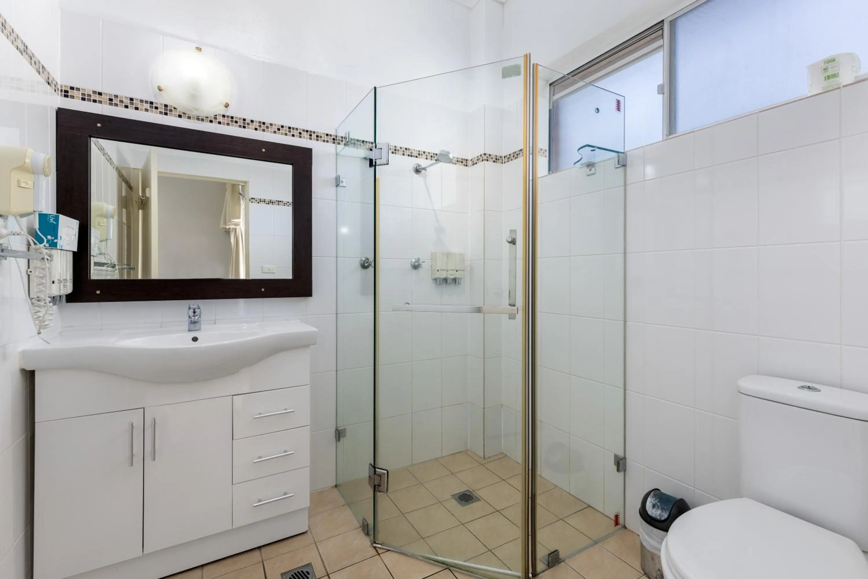 Shower in Sanctuary Resort Motor Inn