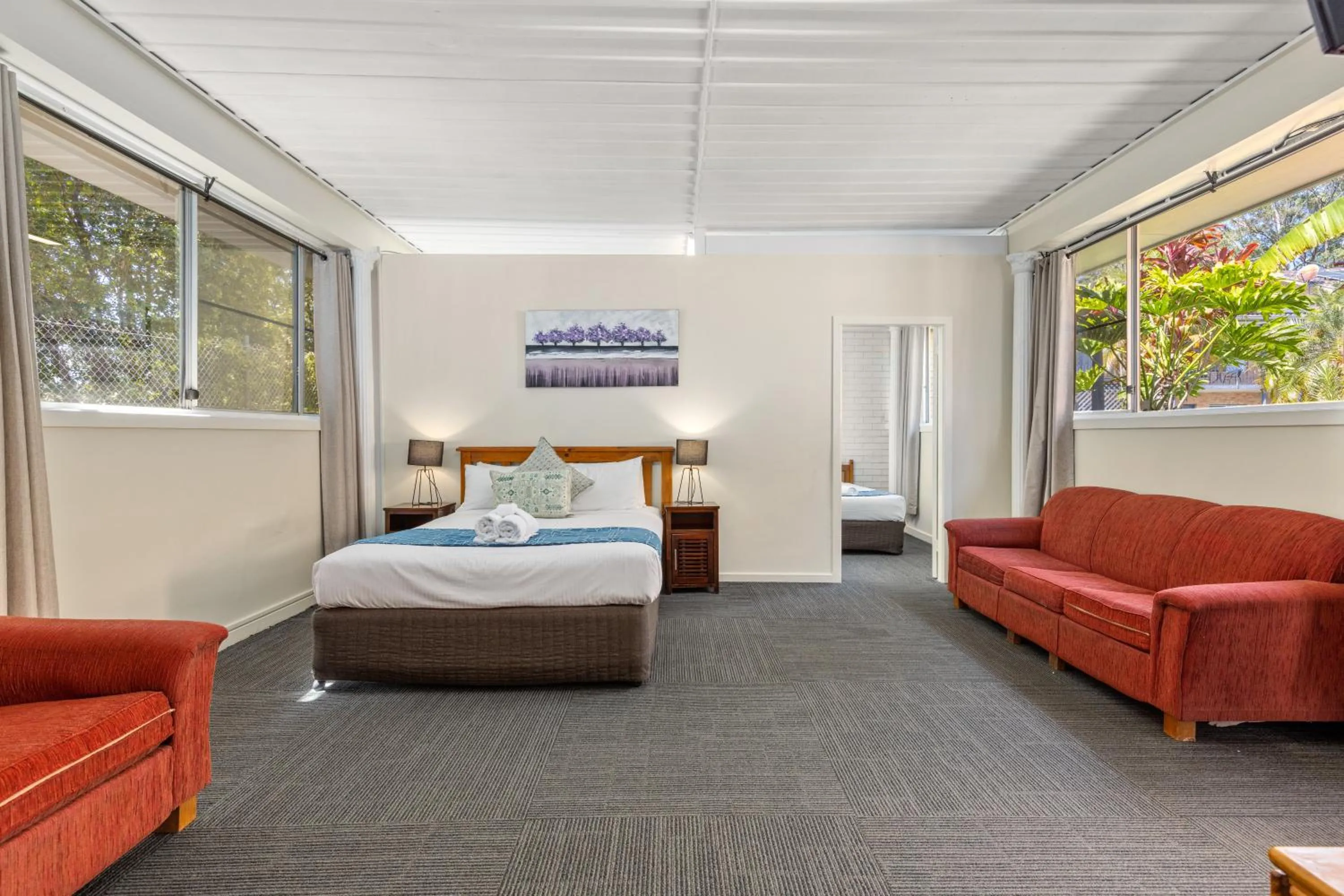 Living room, Bed in Sanctuary Resort Motor Inn