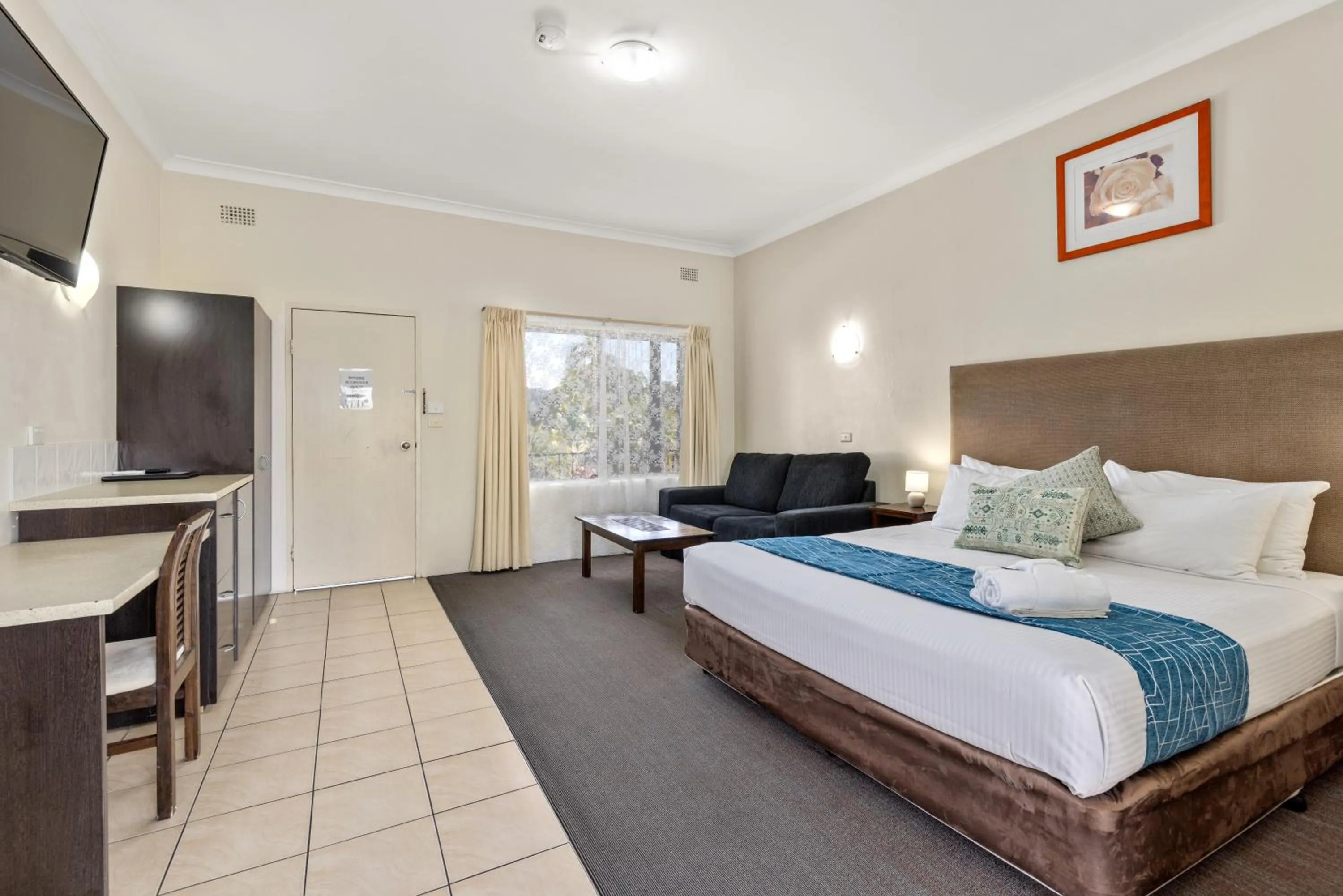 Photo of the whole room, Bed in Sanctuary Resort Motor Inn