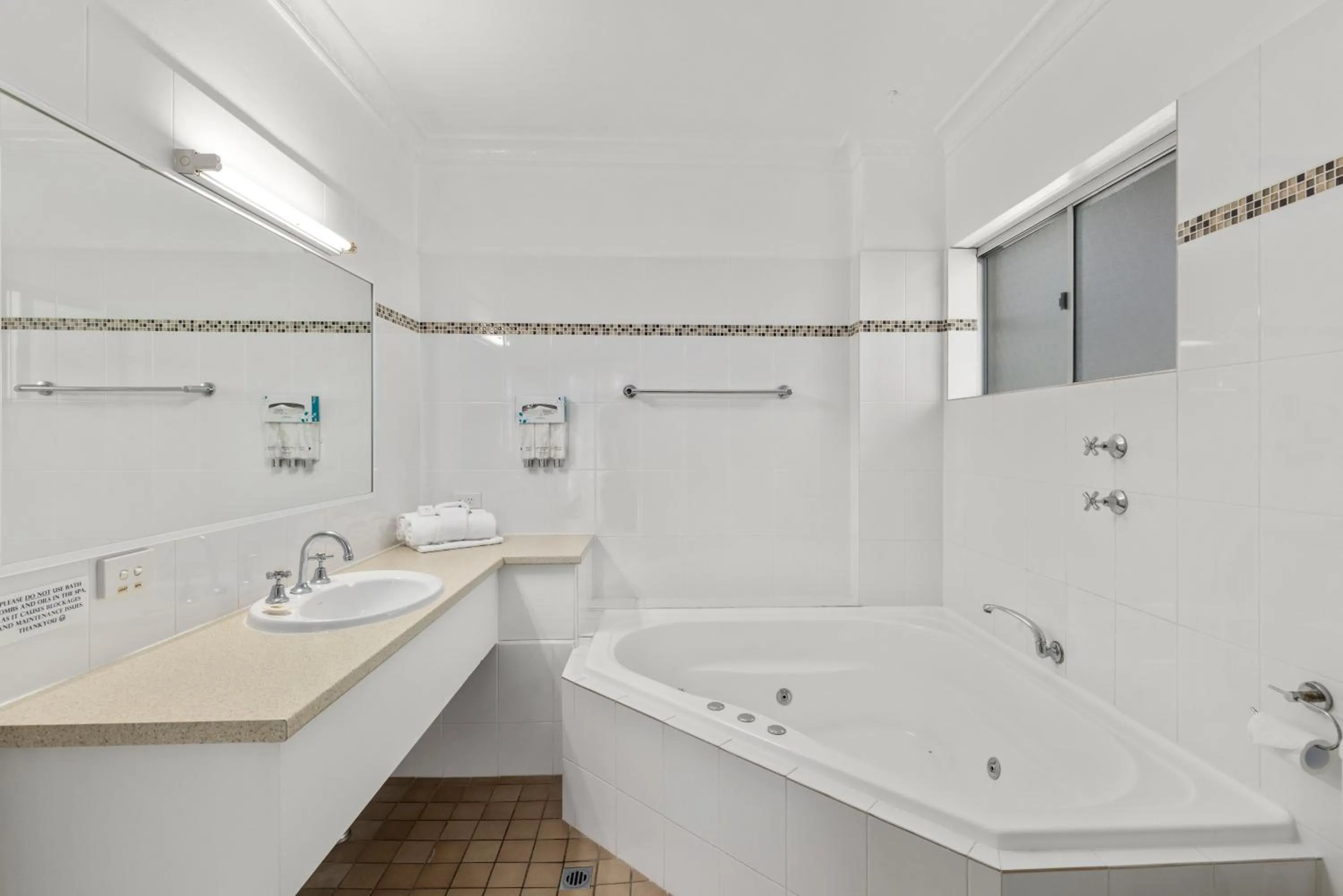 Shower in Sanctuary Resort Motor Inn