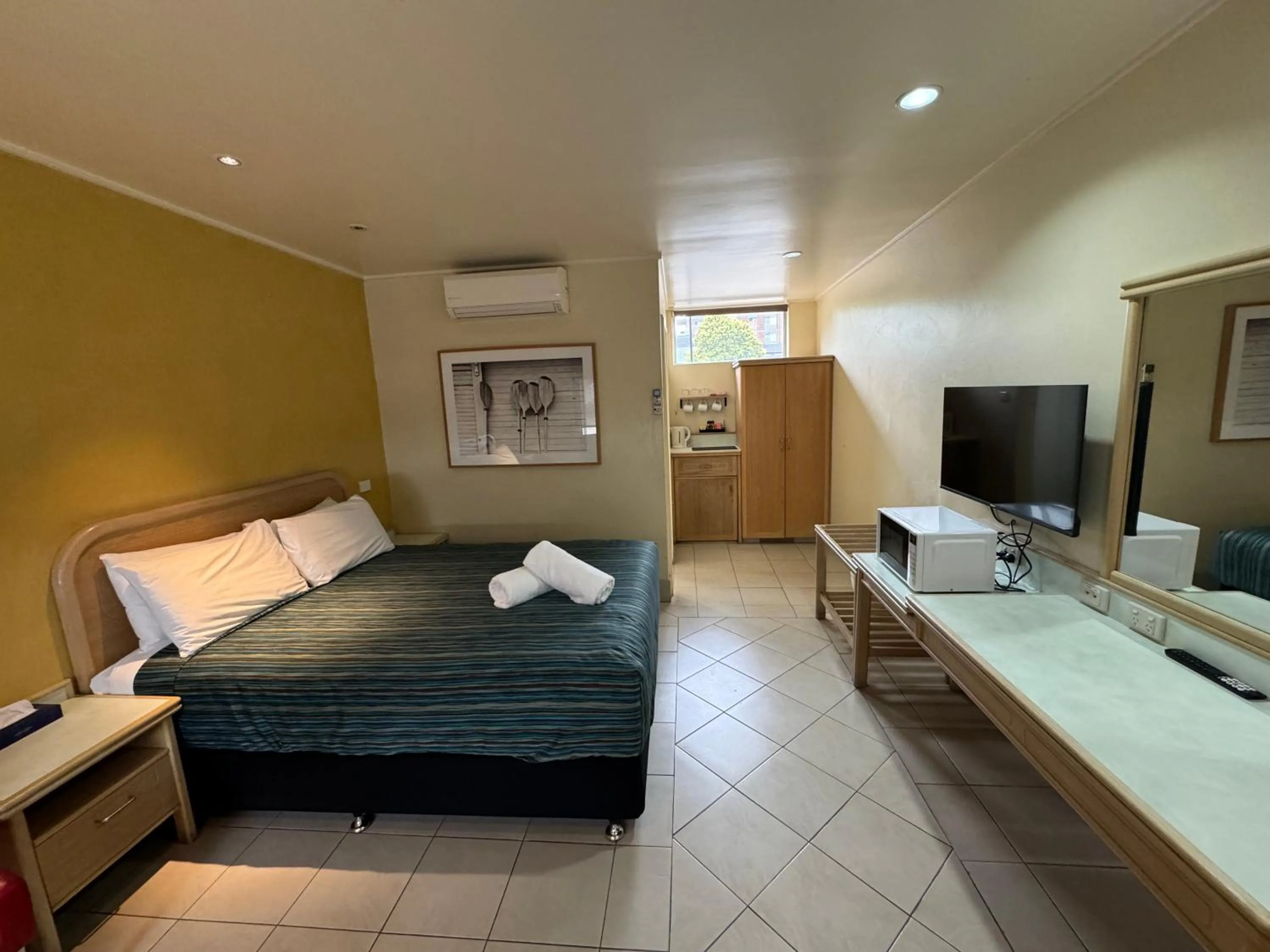 Bed in Chelsea Motor Inn