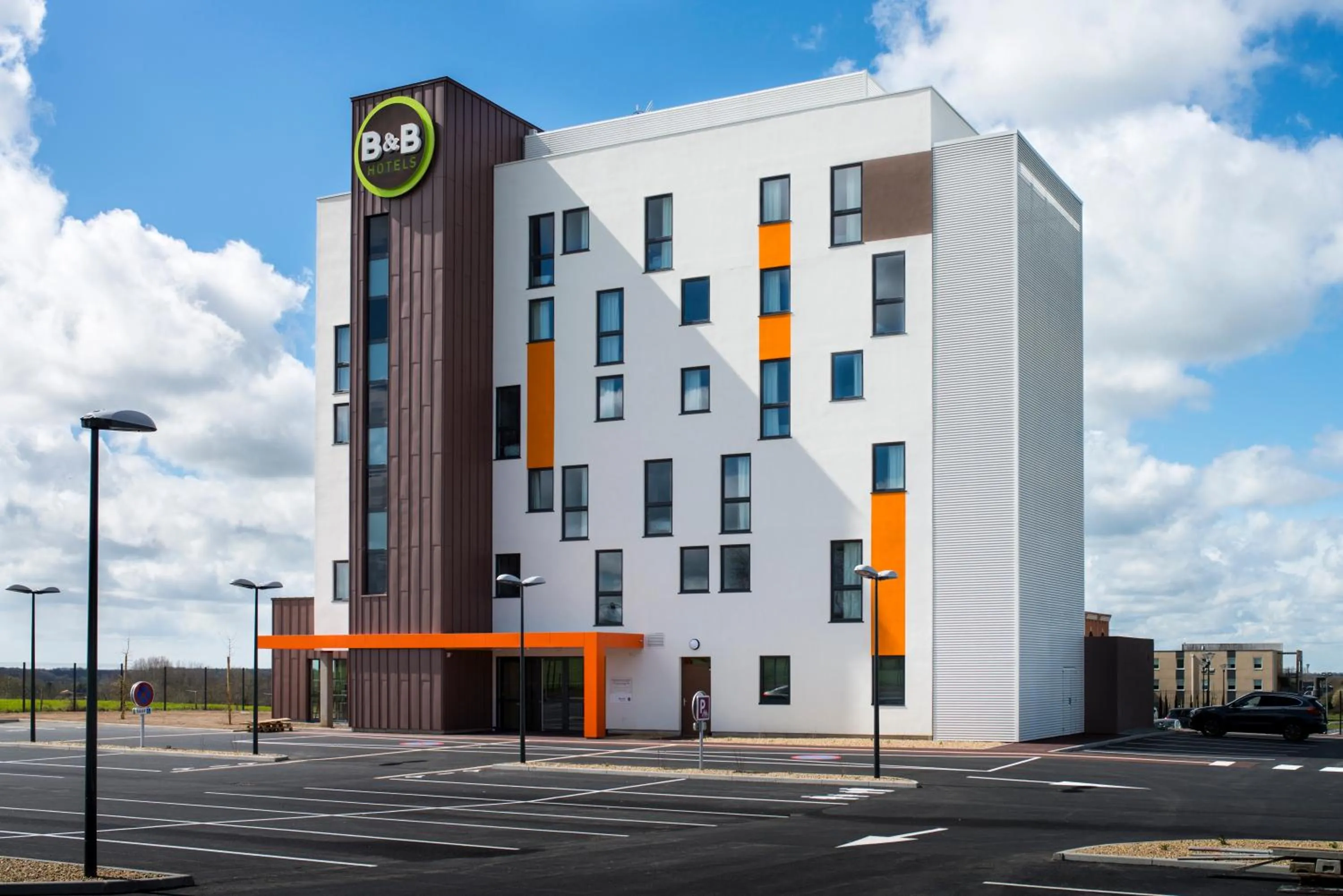 Facade/entrance in B&B HOTEL Les Herbiers