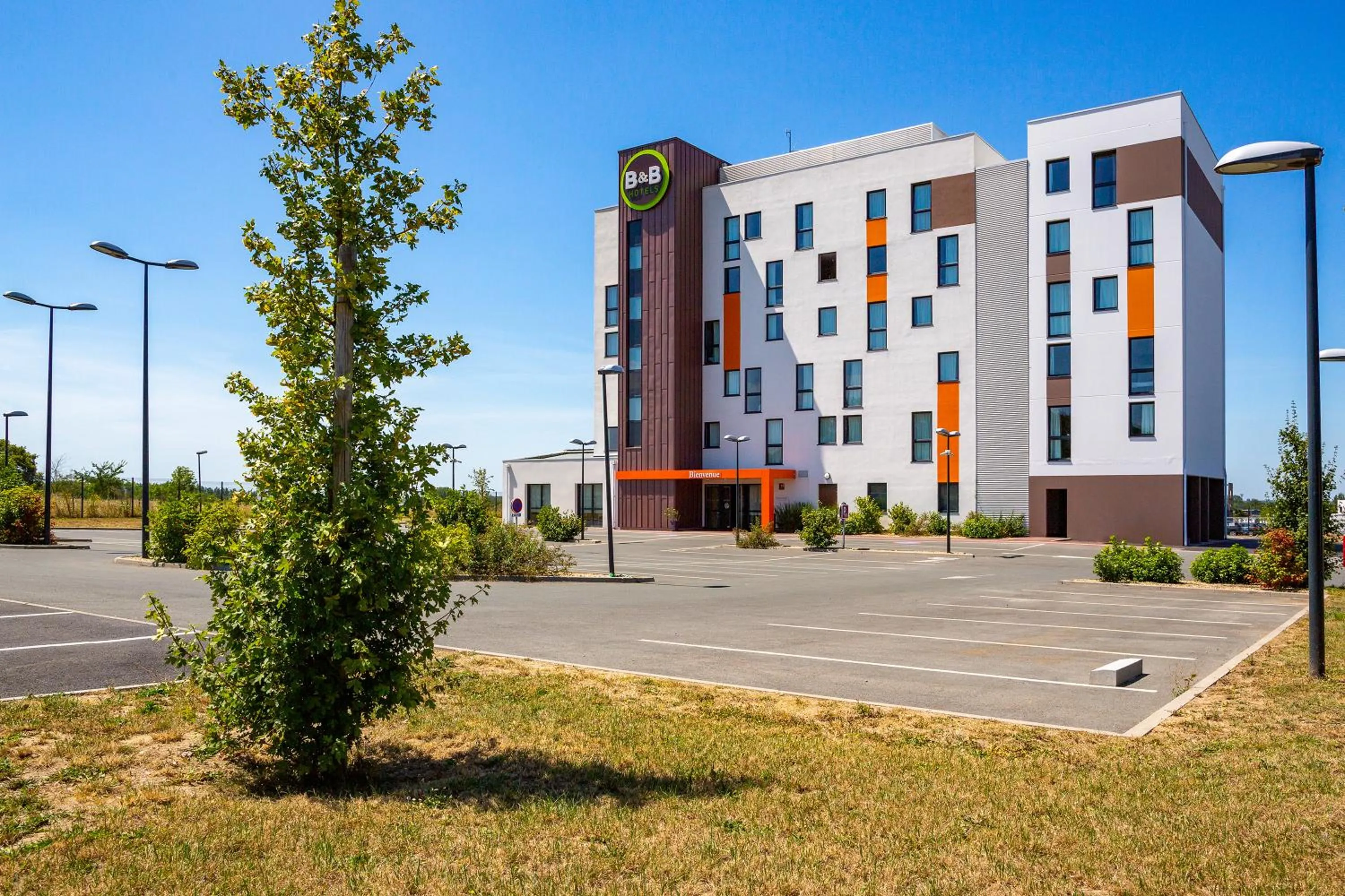 Facade/entrance in B&B HOTEL Les Herbiers