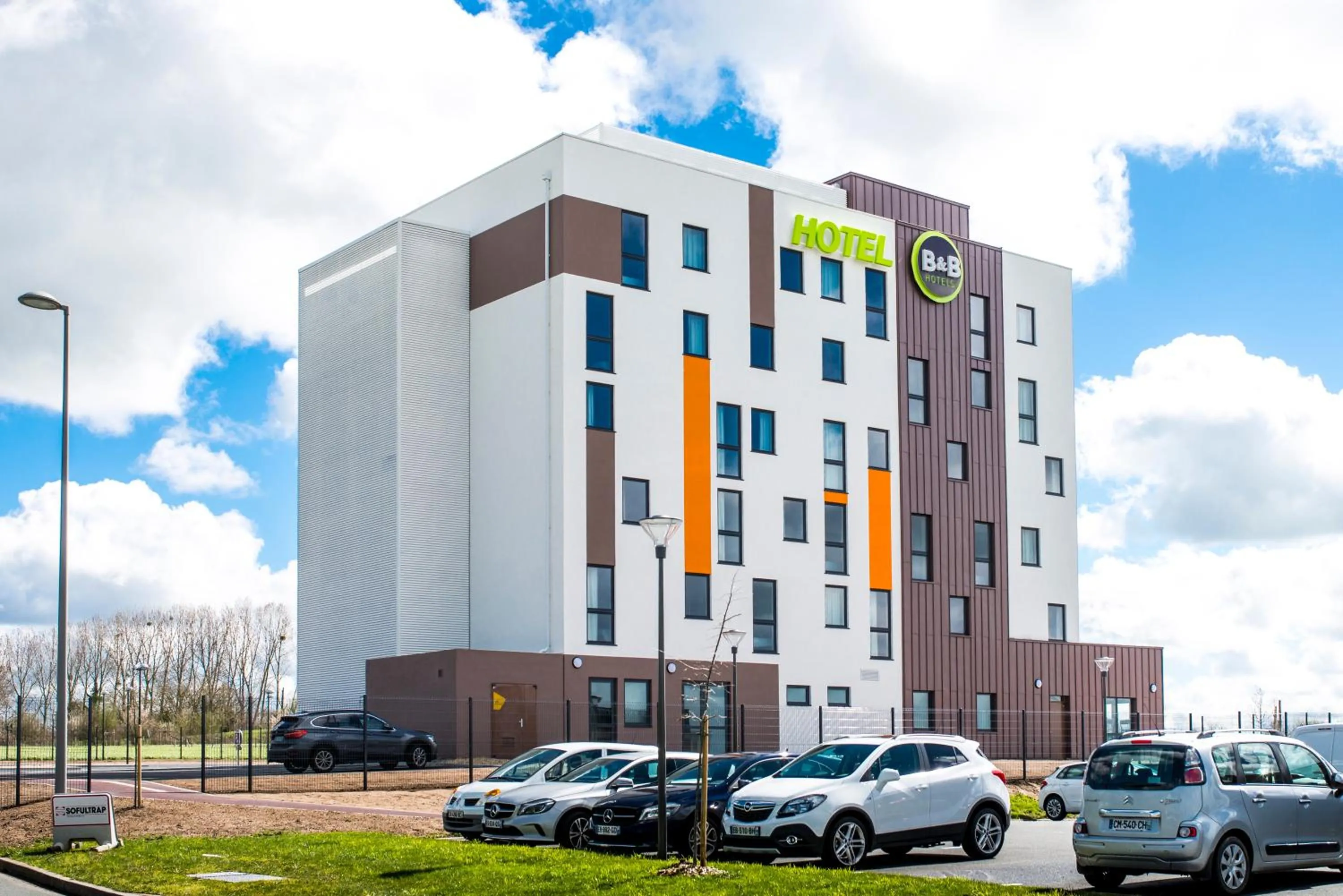 Facade/entrance in B&B HOTEL Les Herbiers