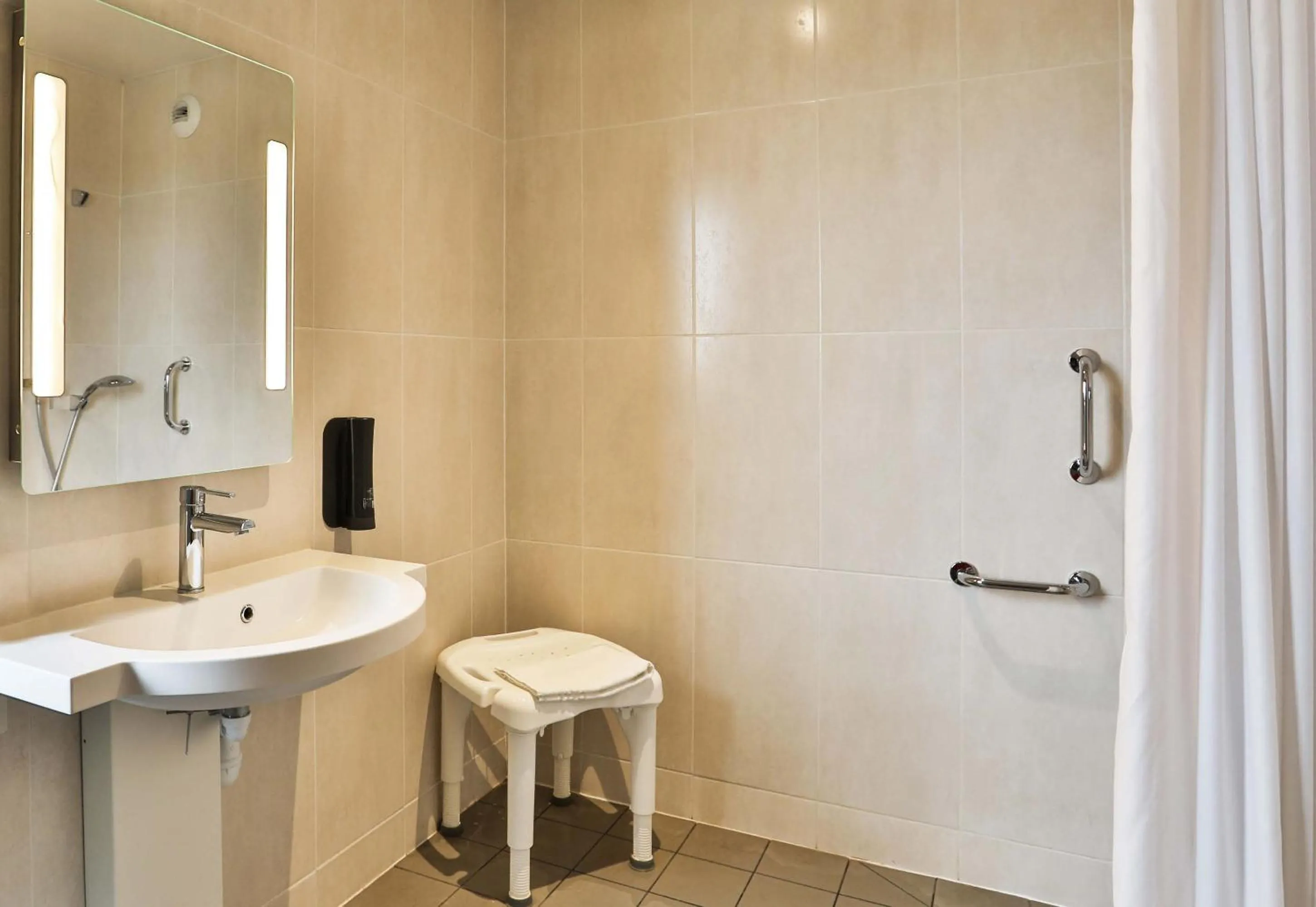 Bathroom in B&B HOTEL Les Herbiers