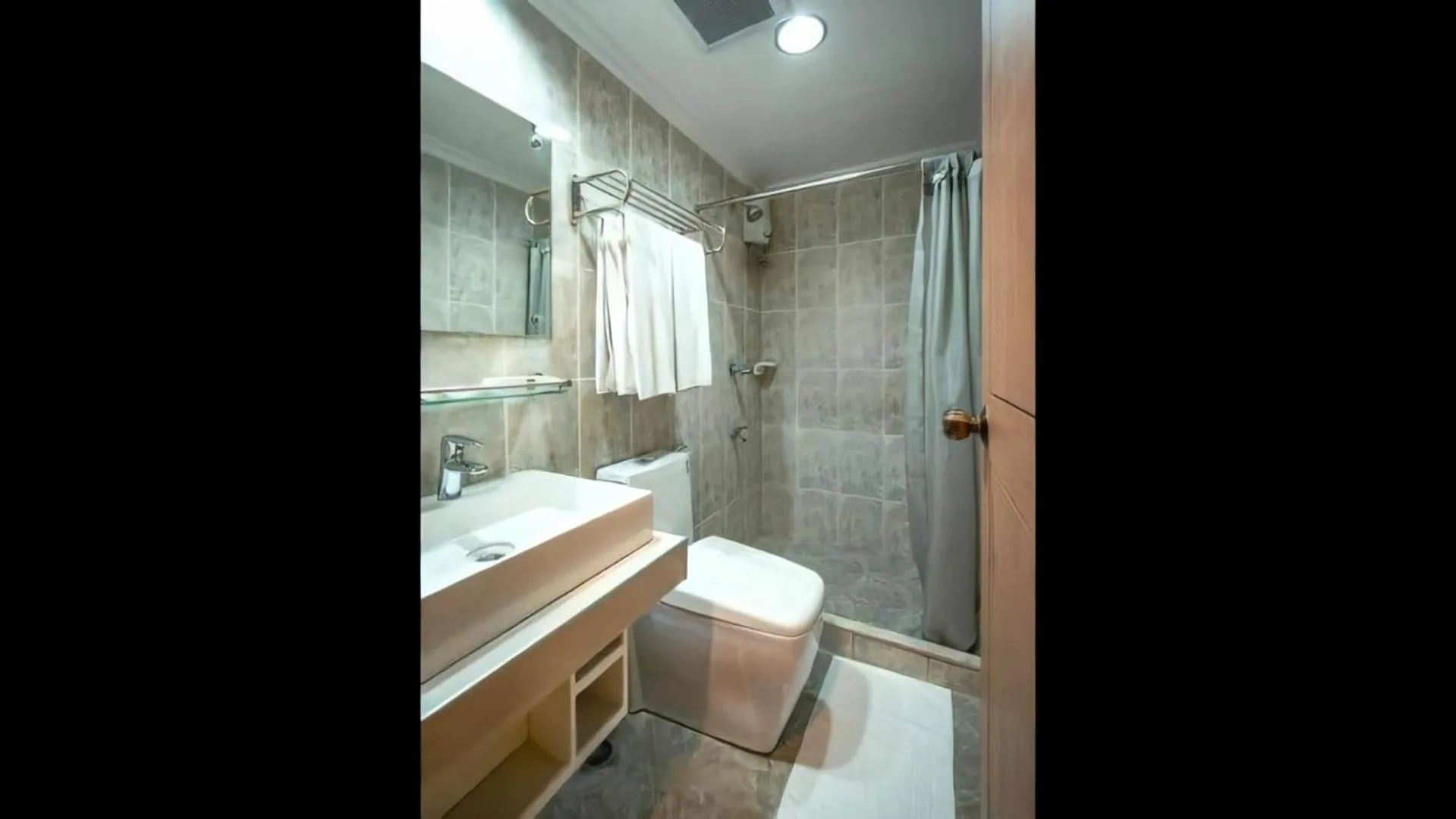 Shower in Paladin Hotel