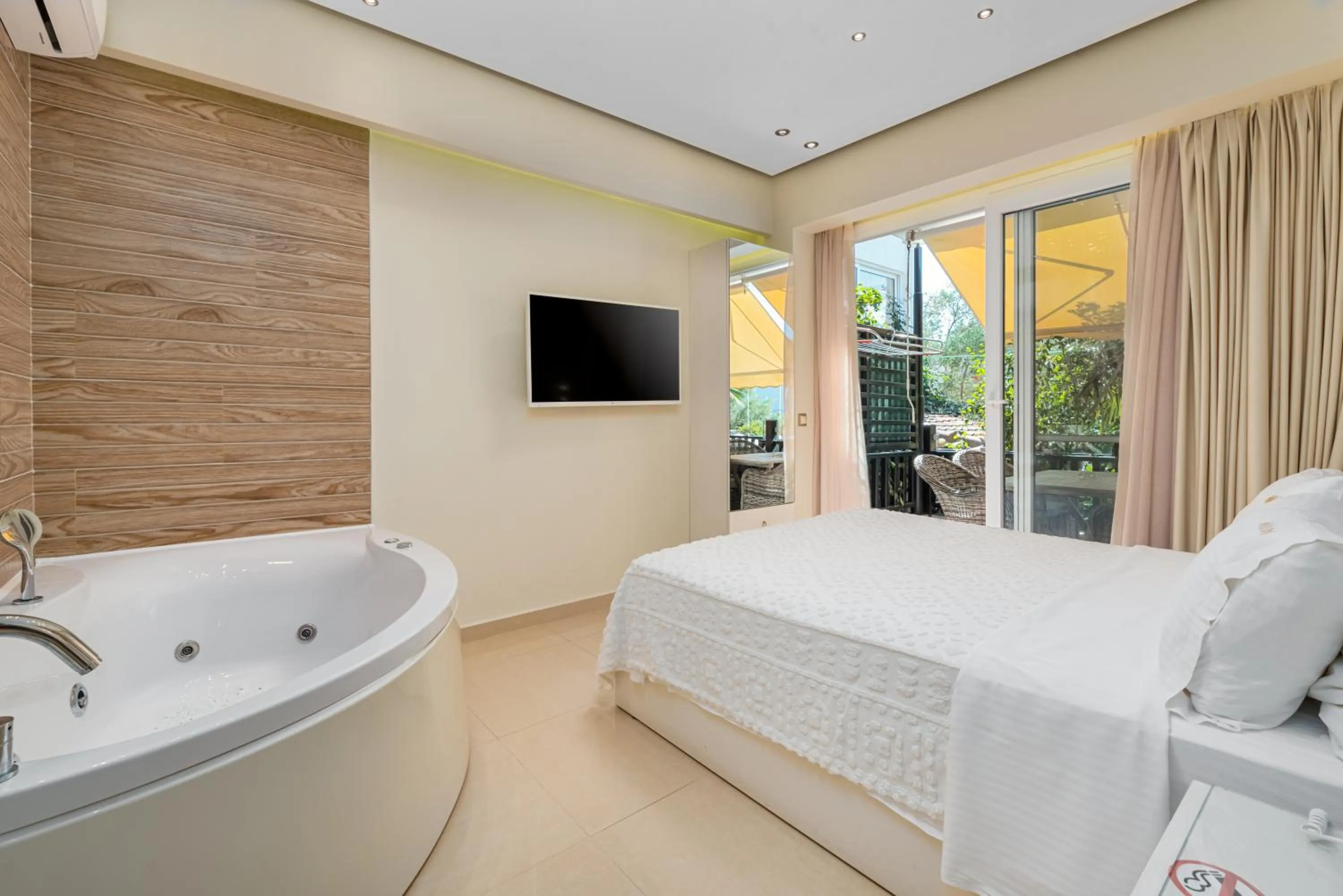 Bedroom, Bed in Hotel Aeollos