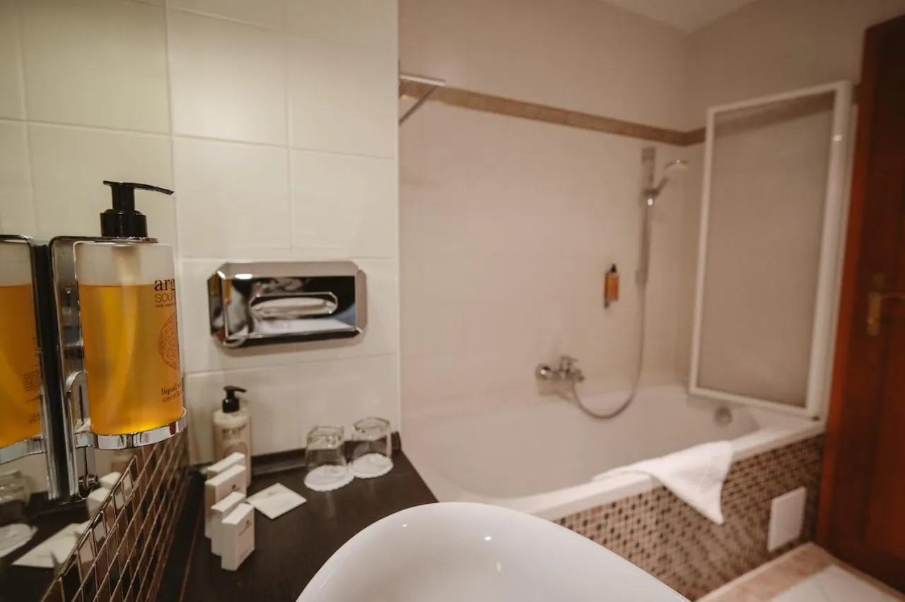 Bathroom, Bed in Hotel Solisko