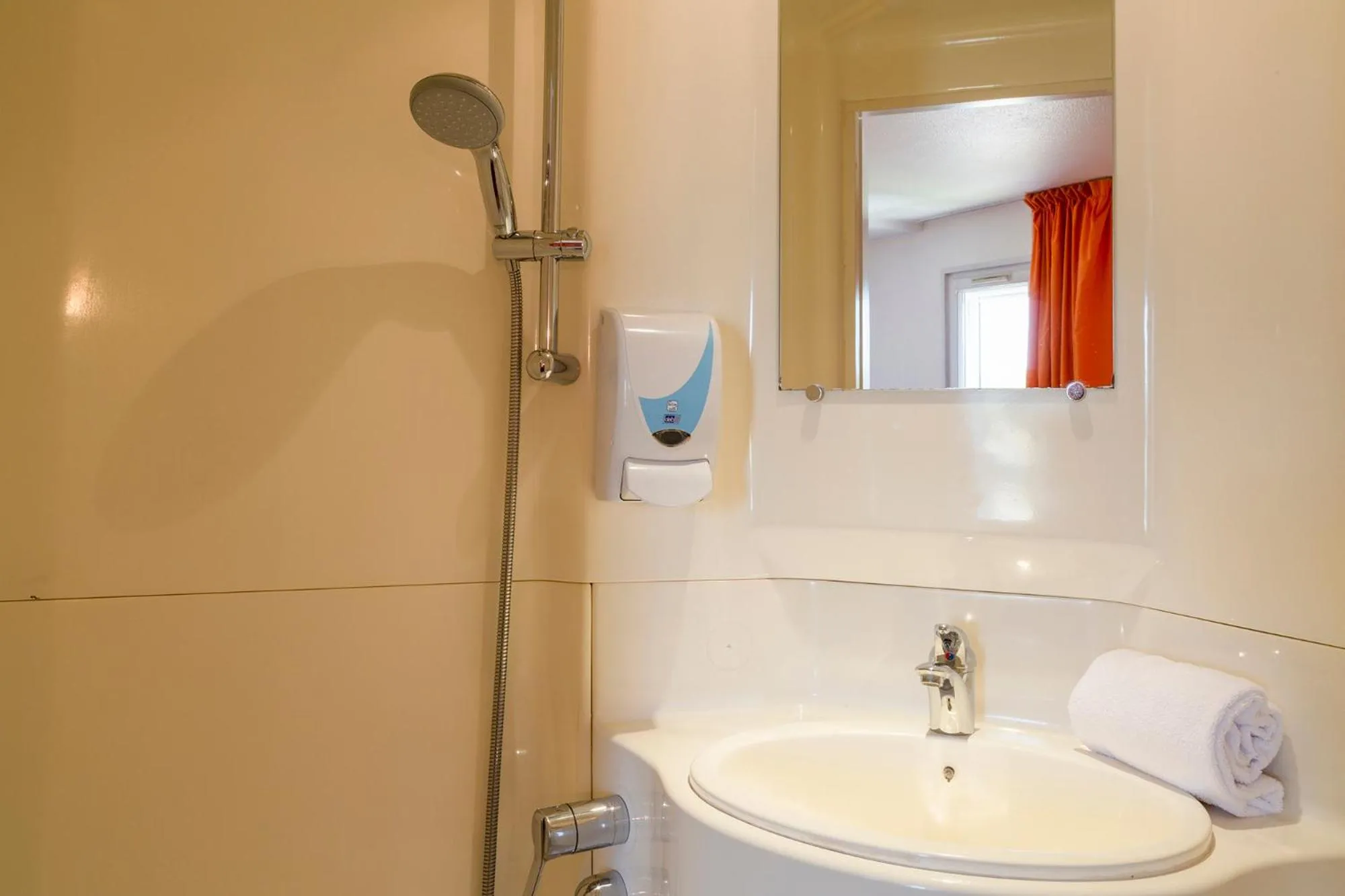 Shower in The Originals Access, Hôtel Bordeaux Lac