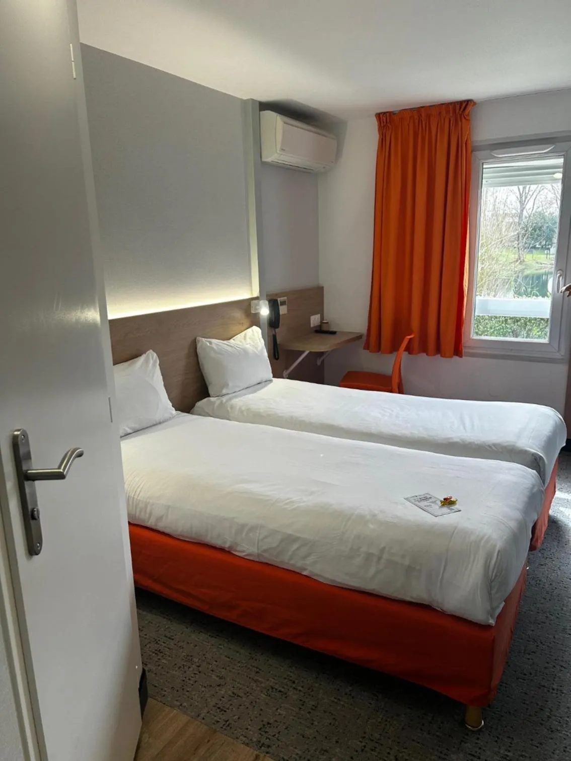 Bed in The Originals Access, Hôtel Bordeaux Lac