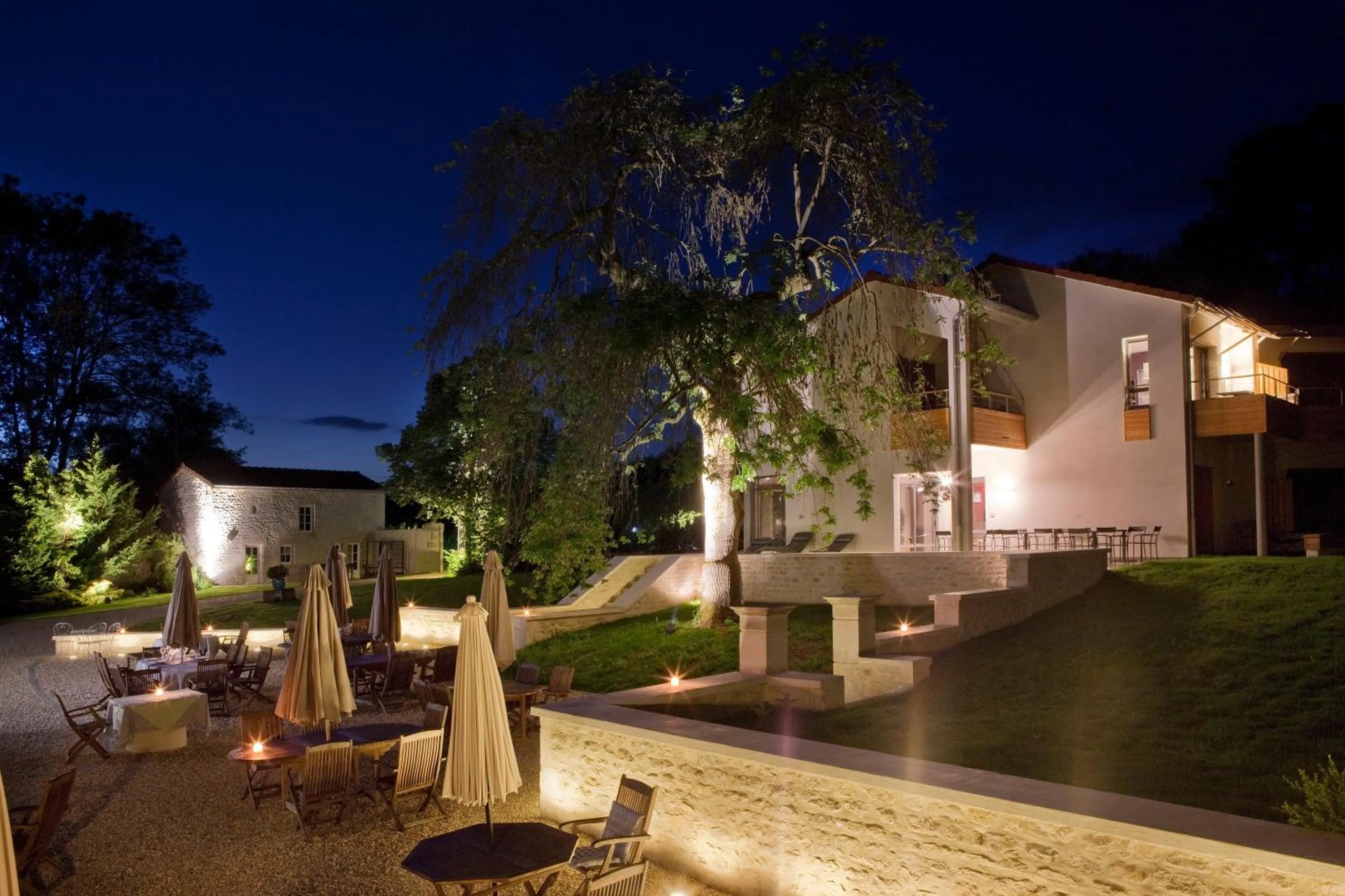 Facade/entrance in Logis La Source Bleue