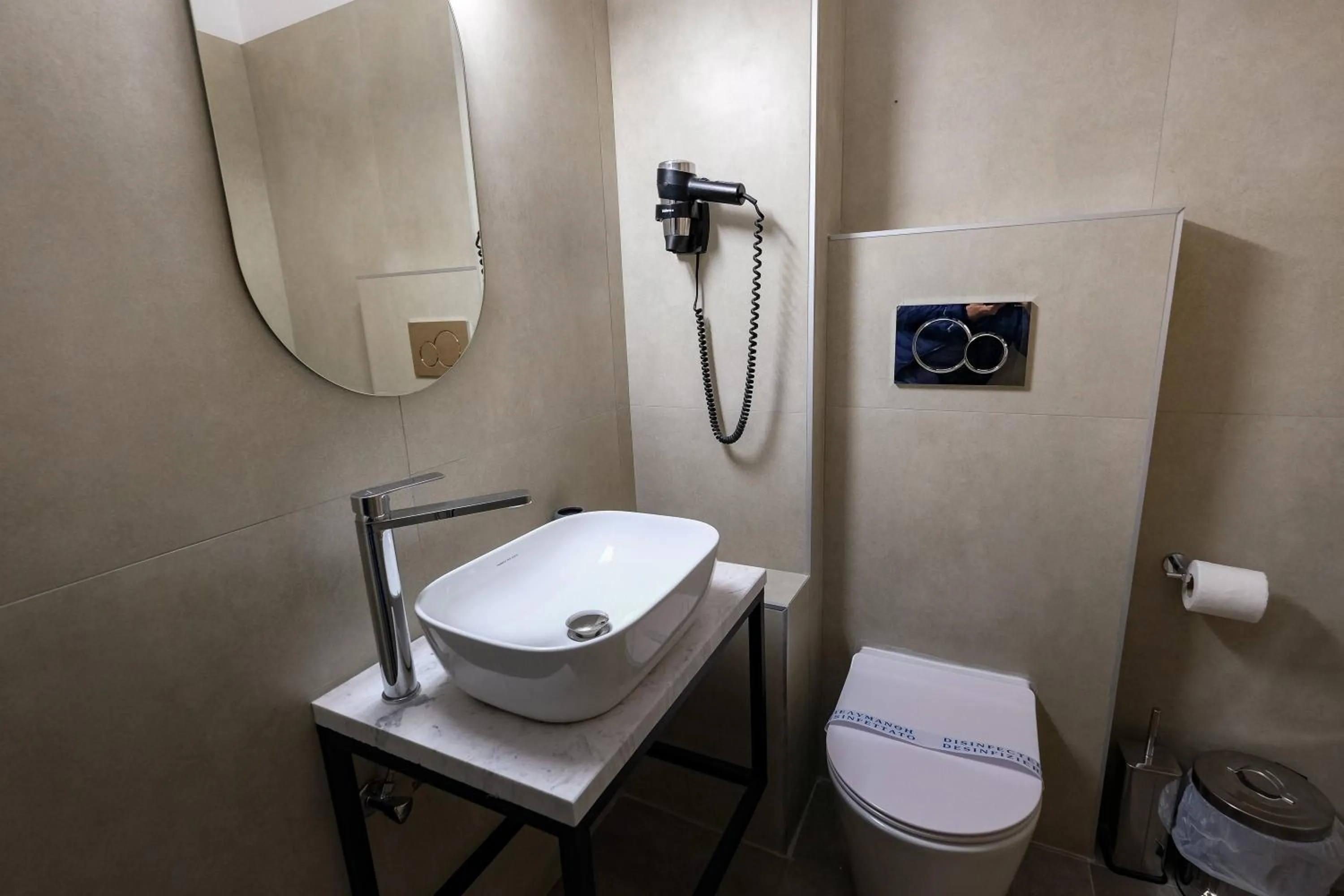 Shower in Kaiafas Lake Hotel