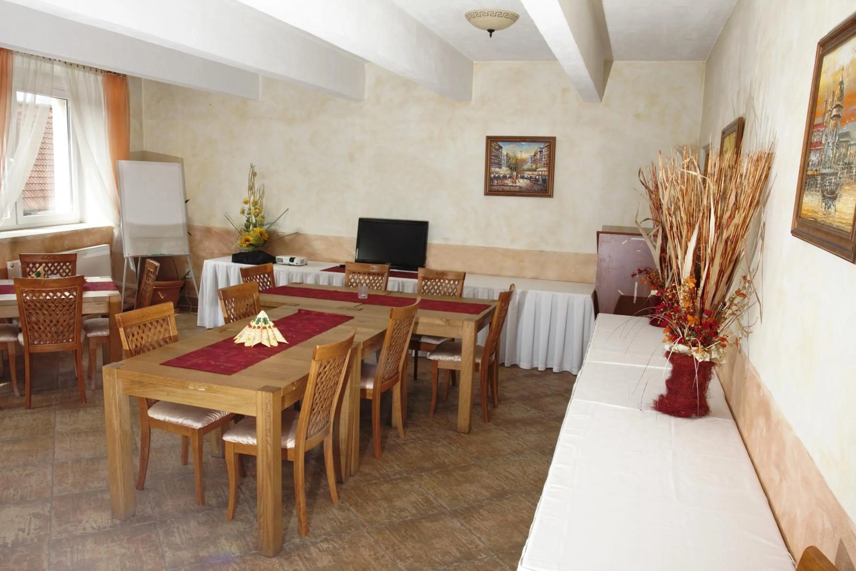 Restaurant/places to eat in Hotel Bila Ruze