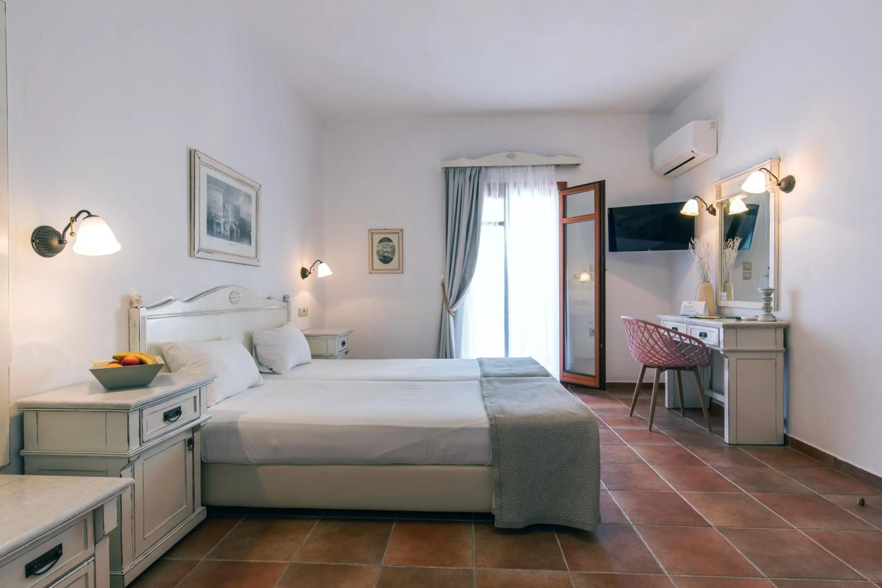 Living room, Bed in Plaza Beach Hotel