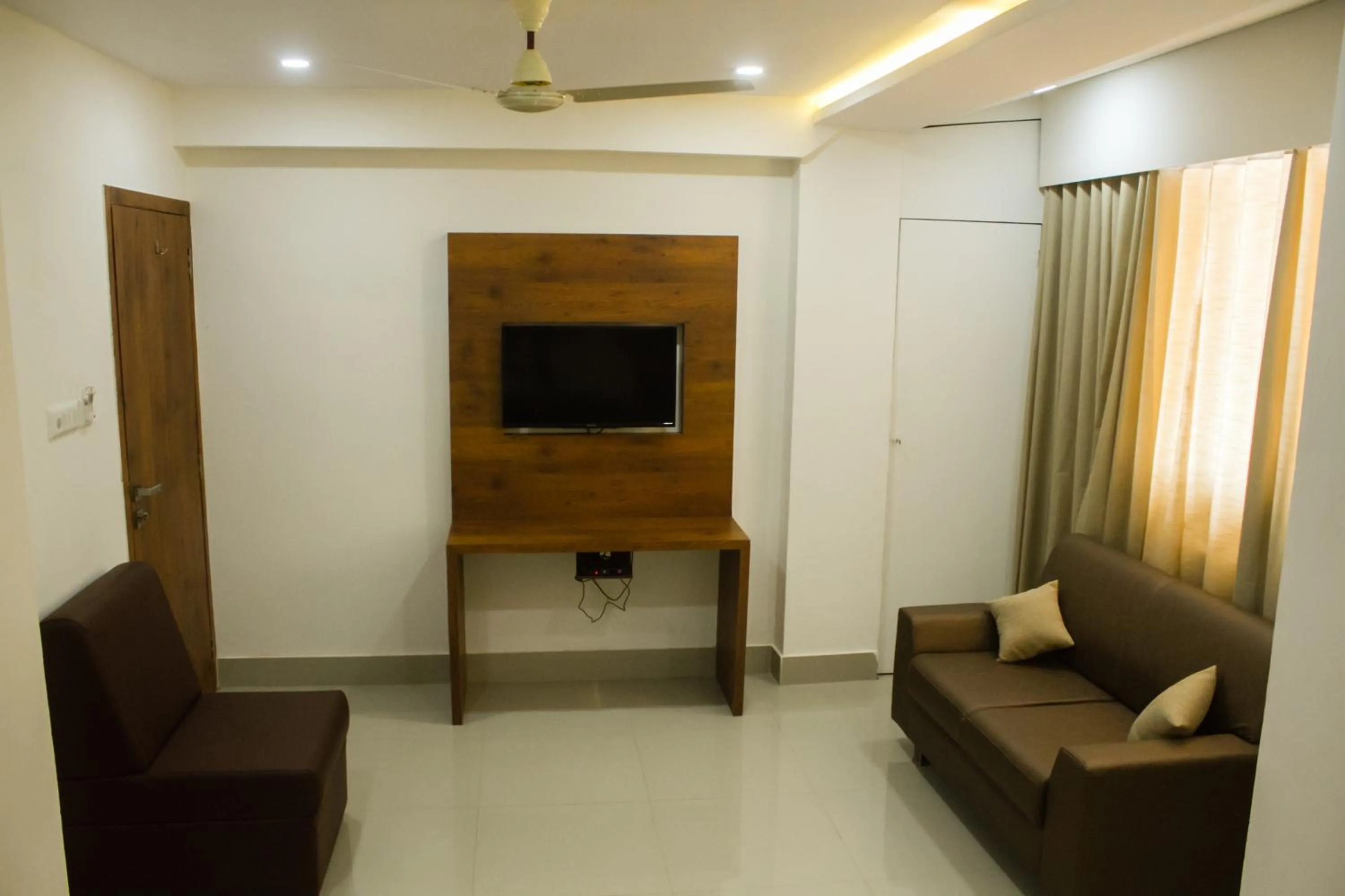 Communal lounge/ TV room in Nexstay Crystal Residency
