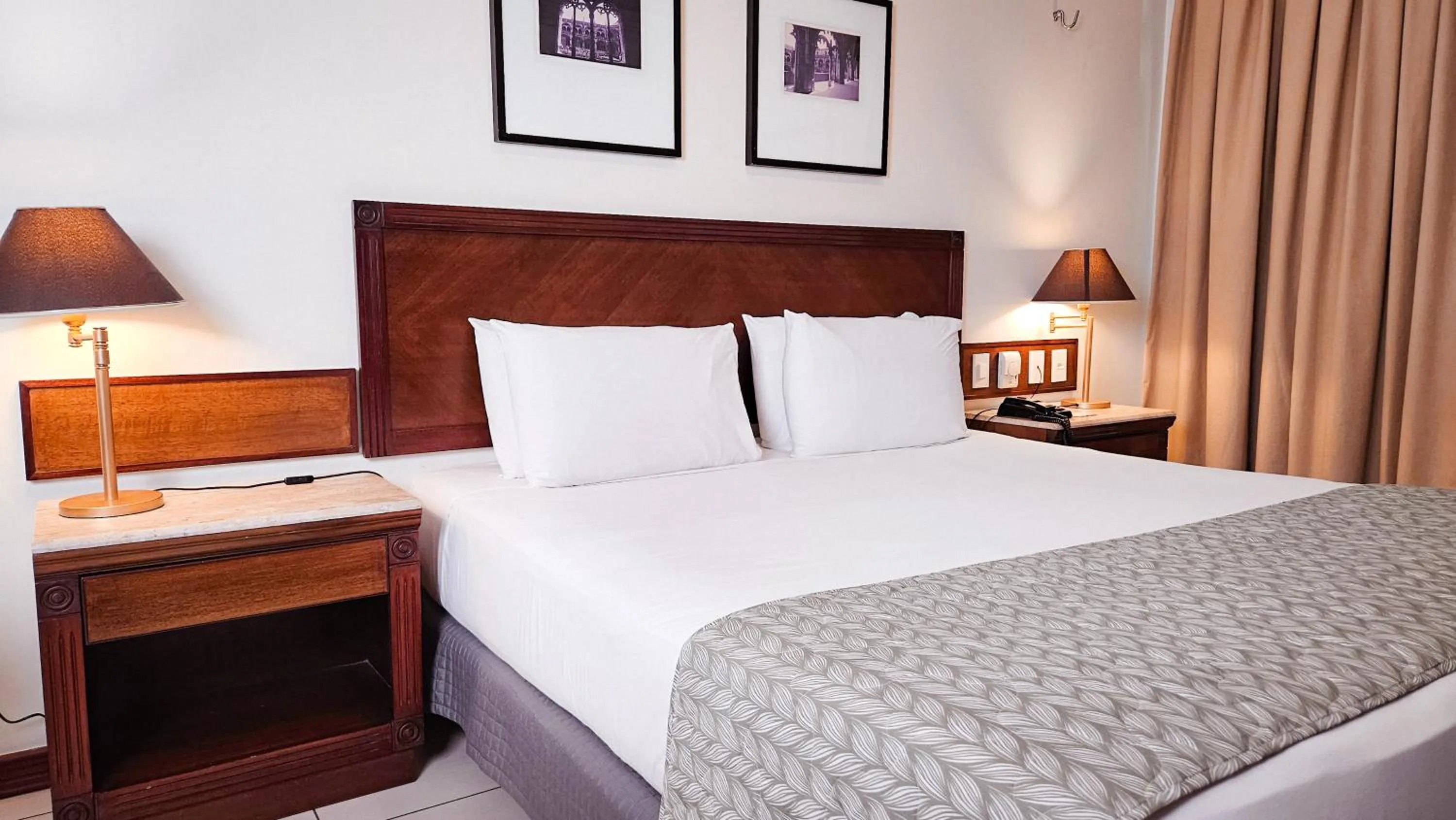 Bedroom, Bed in Metropolitan Hotel