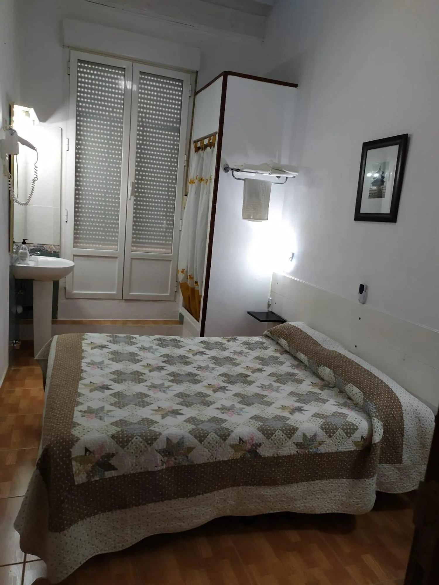 Property building, Bed in Hostal Miami