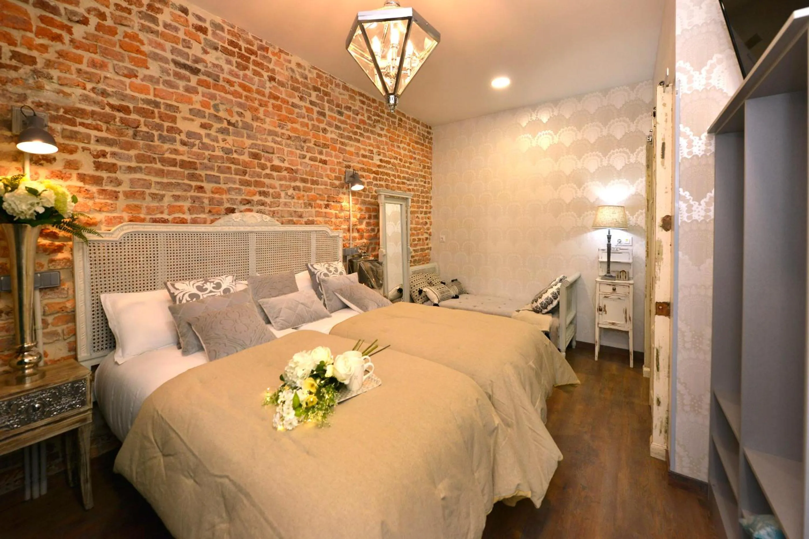 Photo of the whole room, Bed in Center Suite Santander