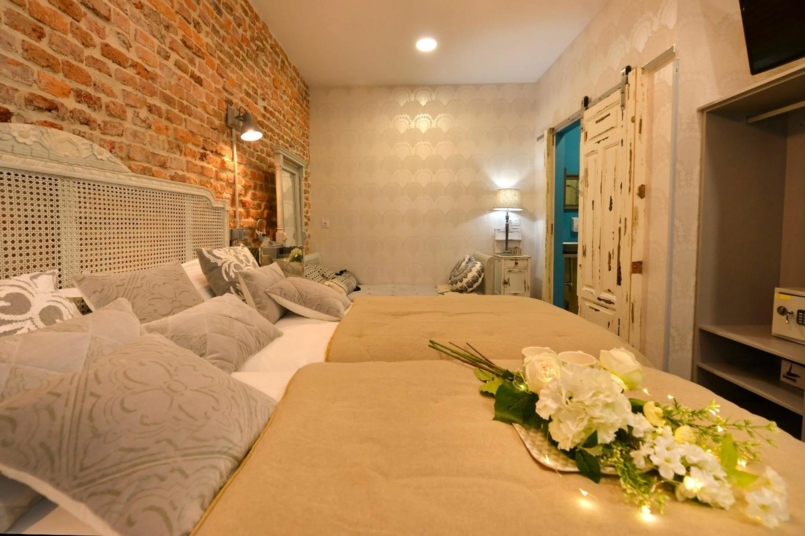 Bedroom, Bed in Center Suite Santander